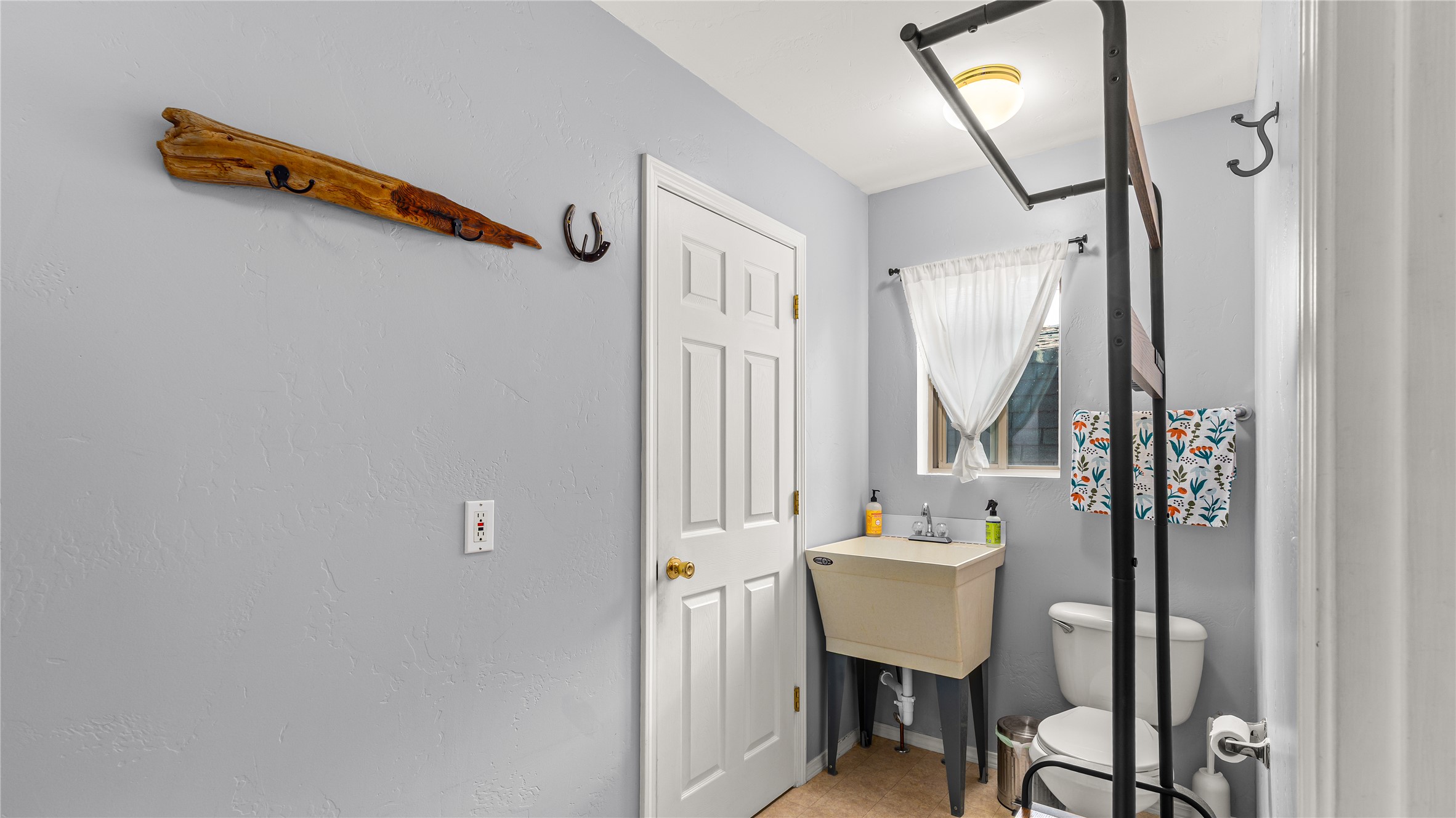 121 2nd Avenue E Property Photo 22