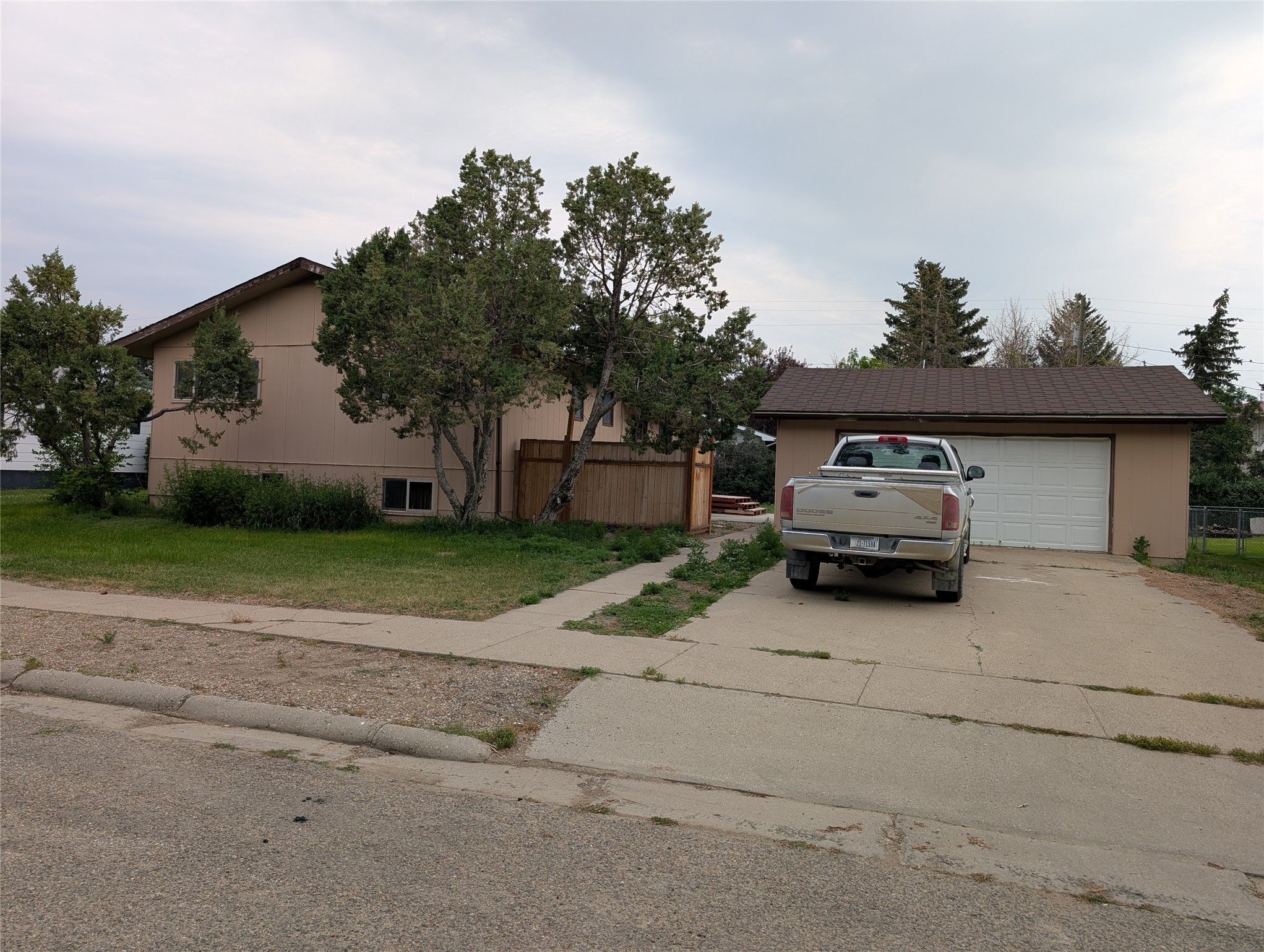 864 Hill Avenue Property Photo 1