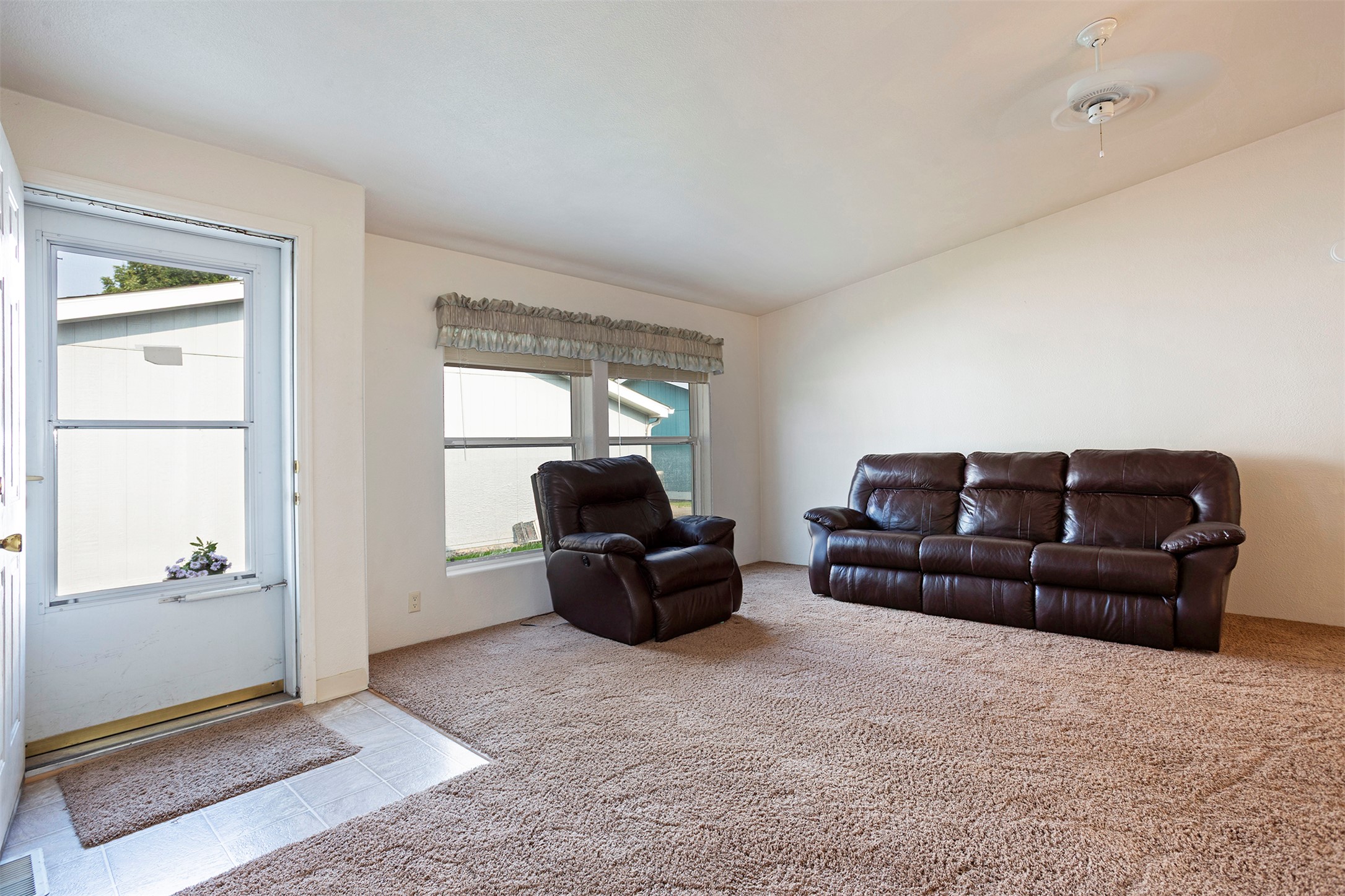 2426 Mcintosh Loop Property Photo 5