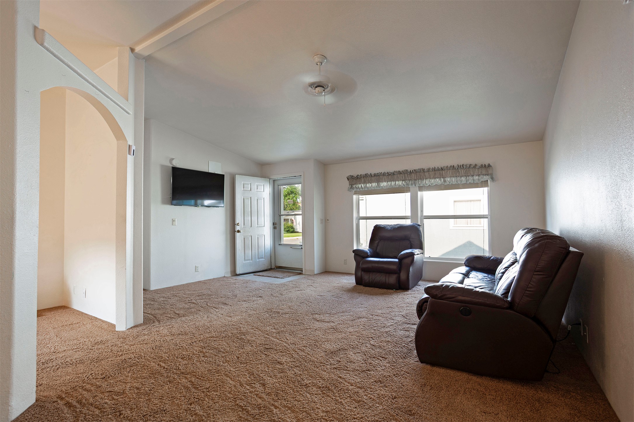 2426 Mcintosh Loop Property Photo 6