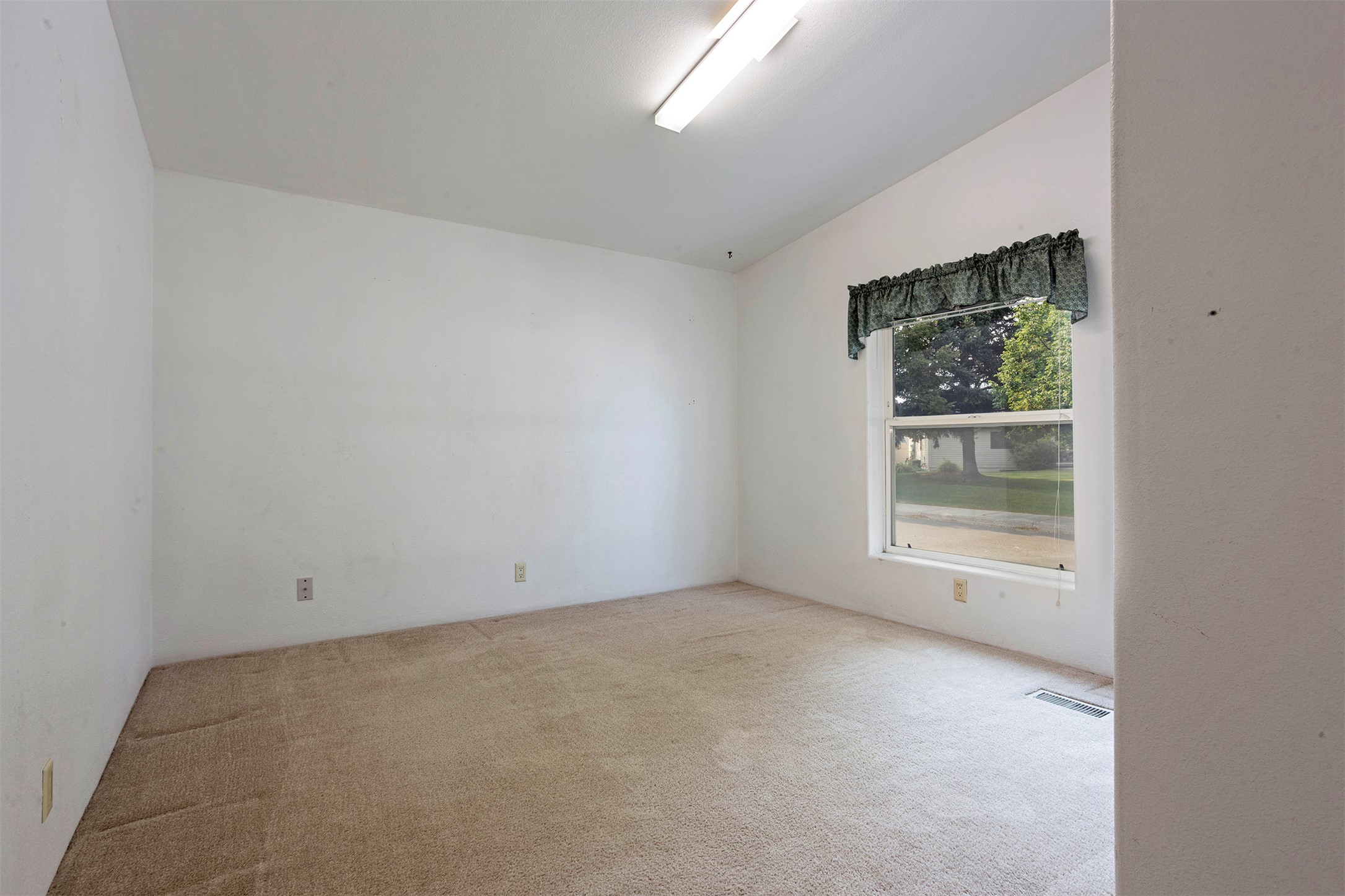 2426 Mcintosh Loop Property Photo 23