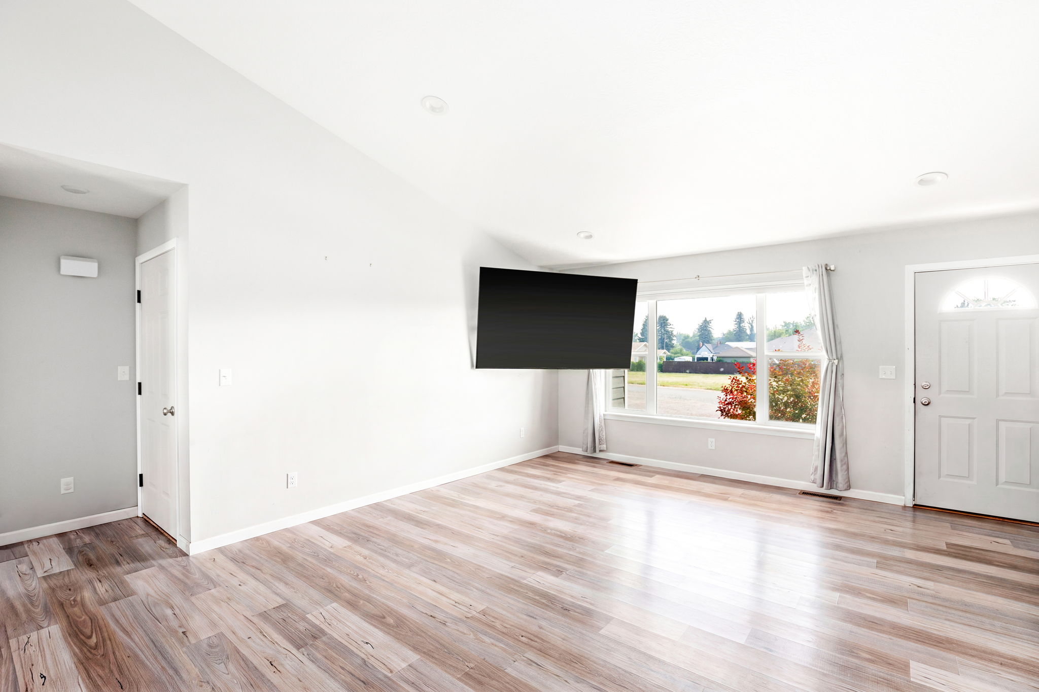 2216 Central Avenue W Property Photo 8