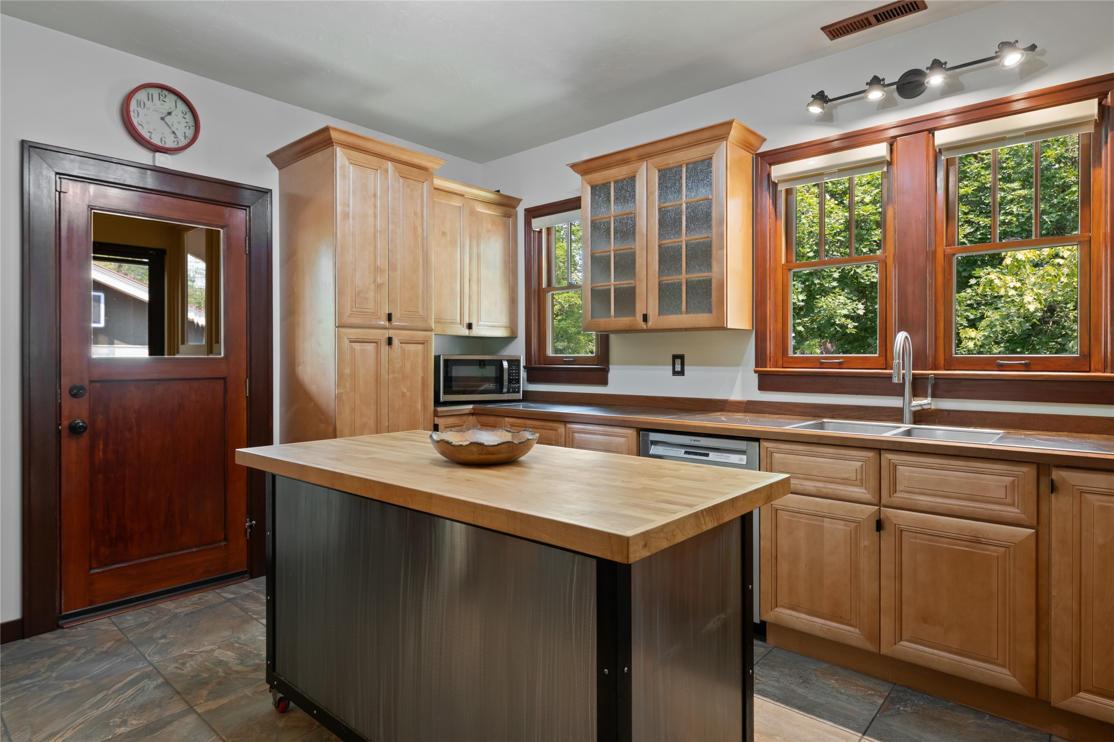 401 Brooks Street Property Photo 16