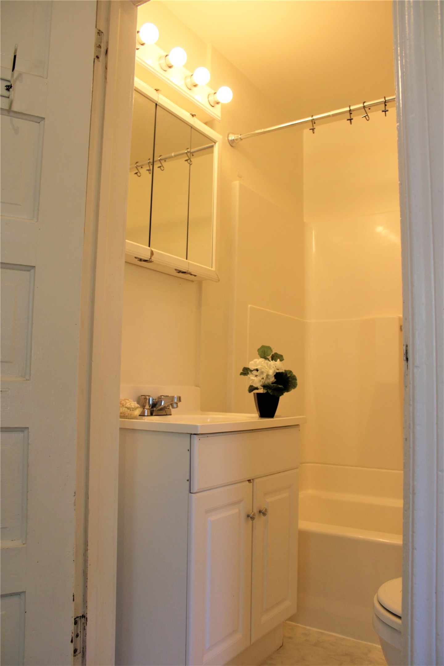 319 E Spruce Street Property Photo 8
