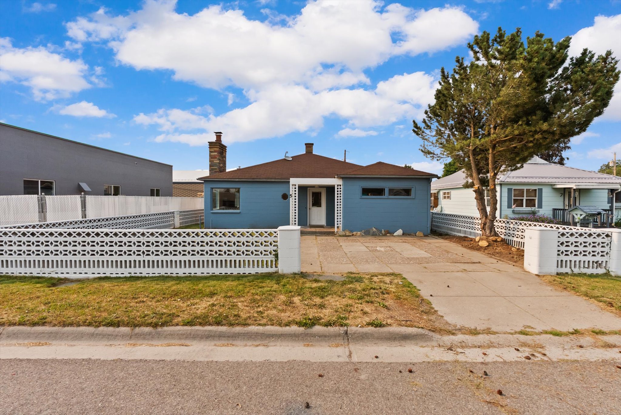 5 7th Avenue W Property Photo 2