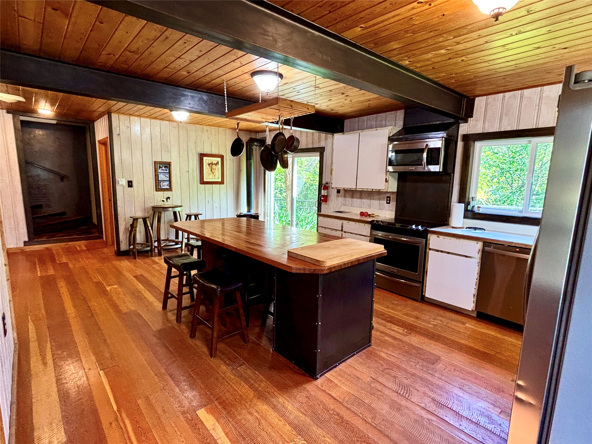 1484 River Road W Property Photo 17
