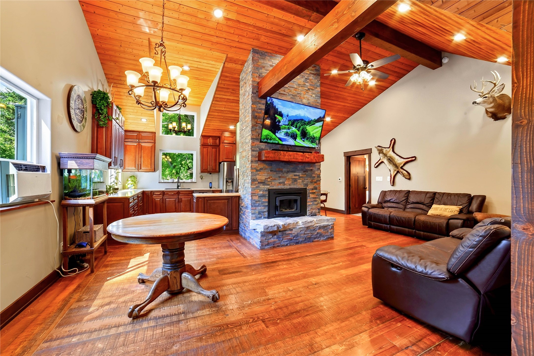 2264 Foothill Road Property Photo 7