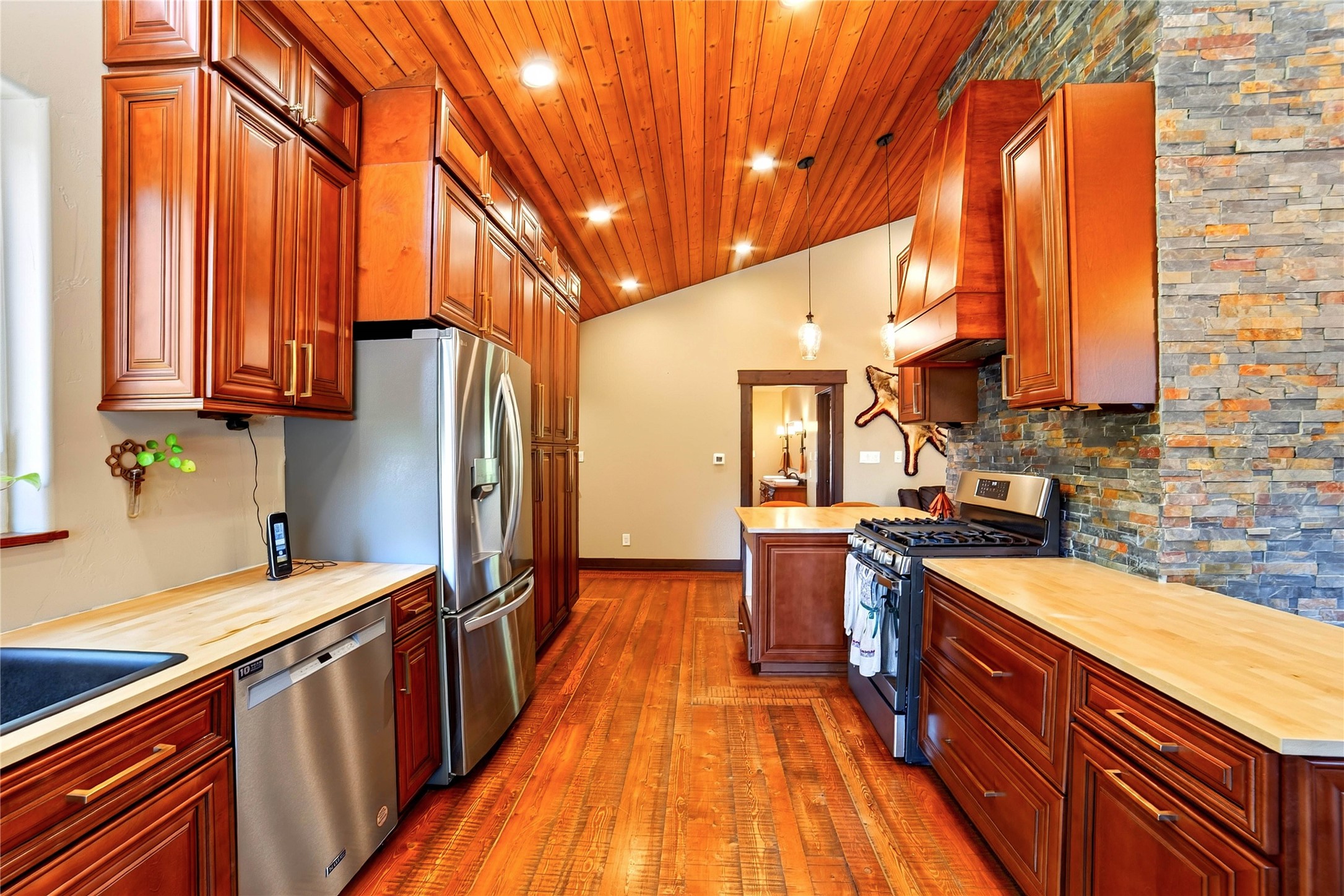 2264 Foothill Road Property Photo 10