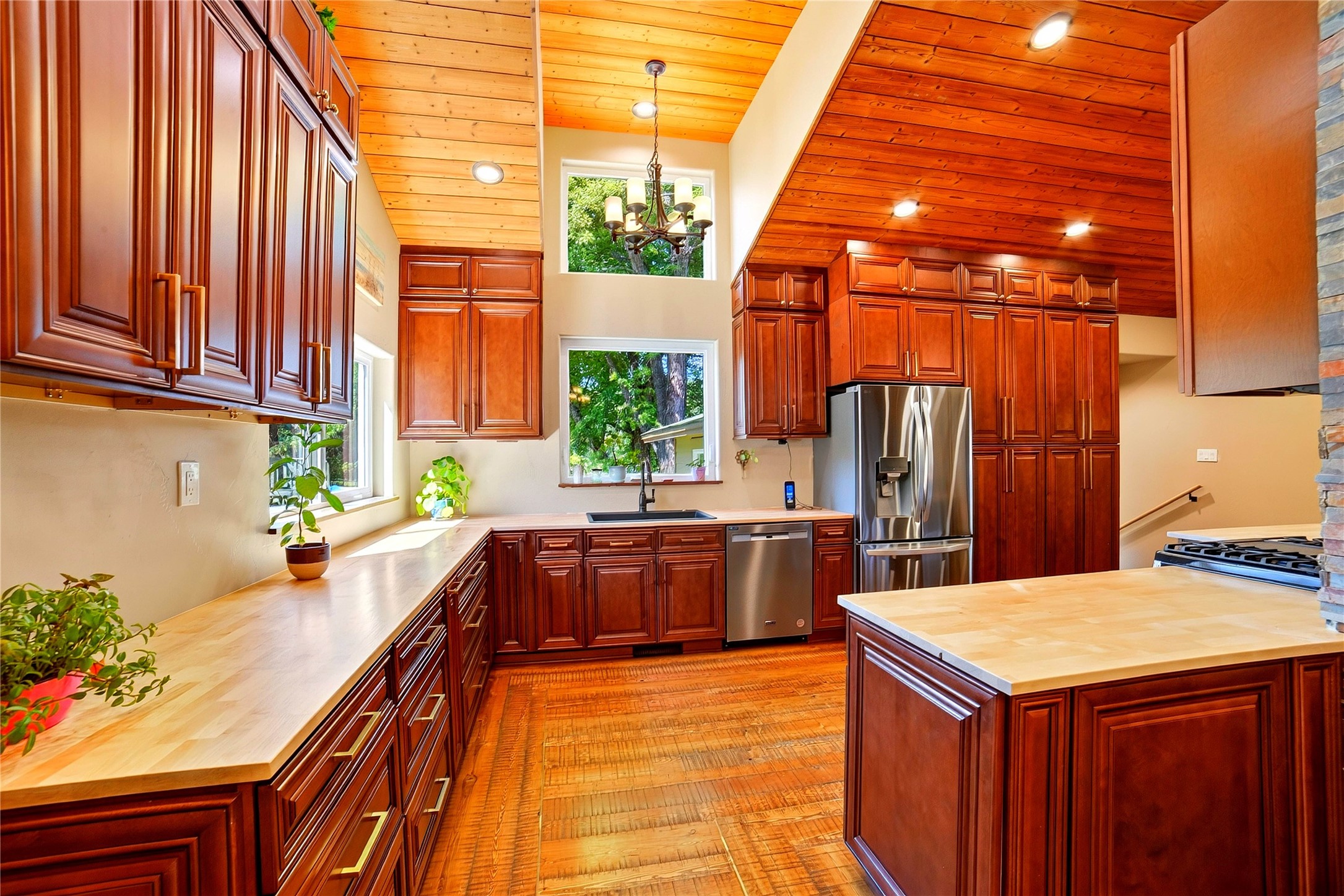 2264 Foothill Road Property Photo 14