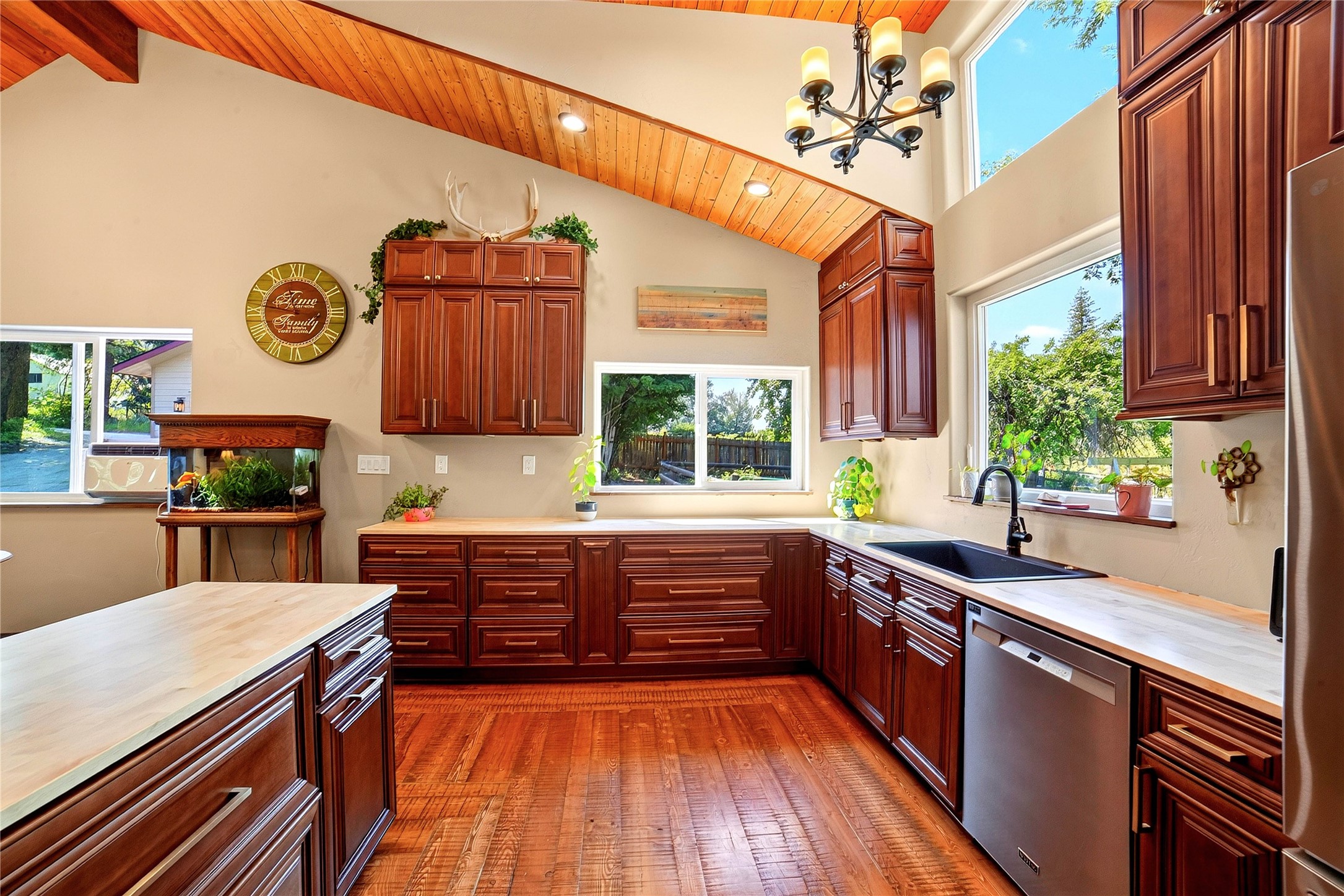 2264 Foothill Road Property Photo 17