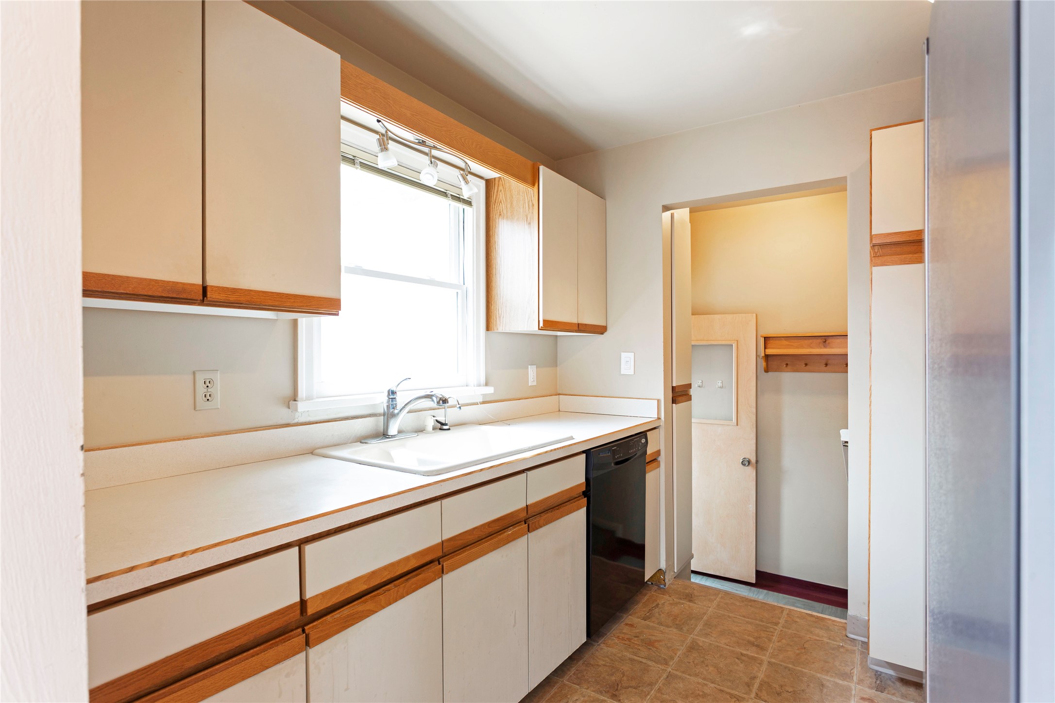 511 Livingston Avenue Property Photo 8