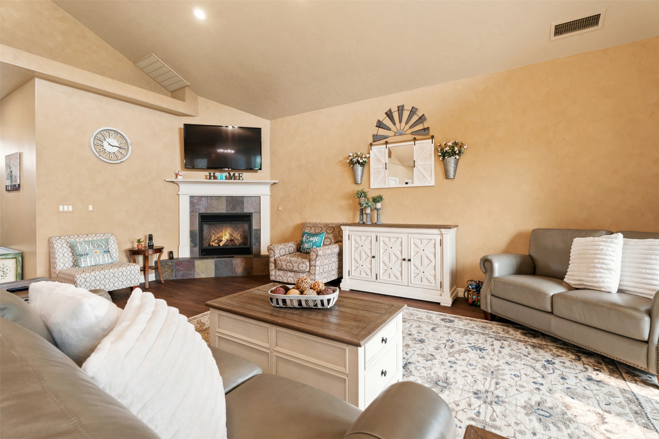 126 Jet Lane Property Photo 10
