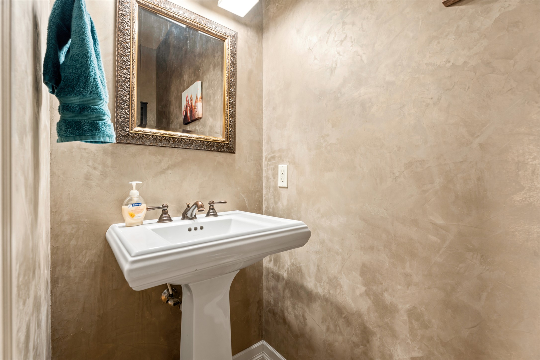 126 Jet Lane Property Photo 18