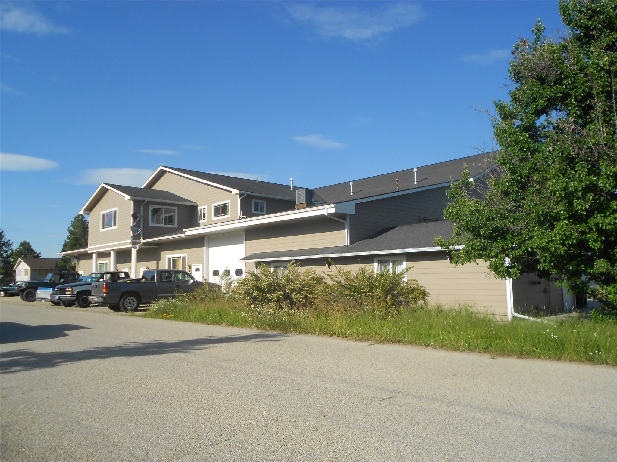 529 W River Road Property Photo 3