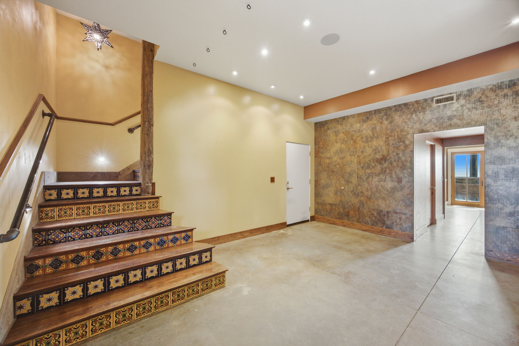 500 Lovers Lane Property Photo 13