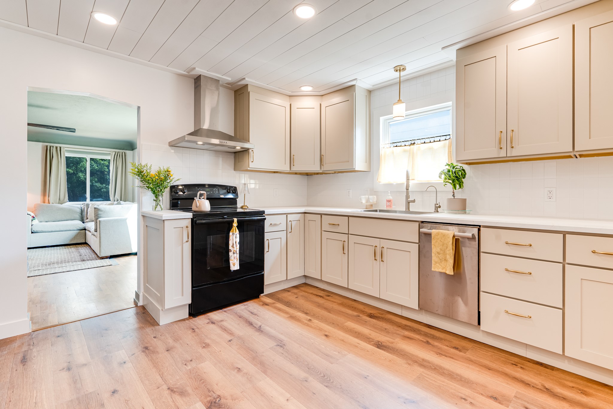 240 8th Avenue W Property Photo 17
