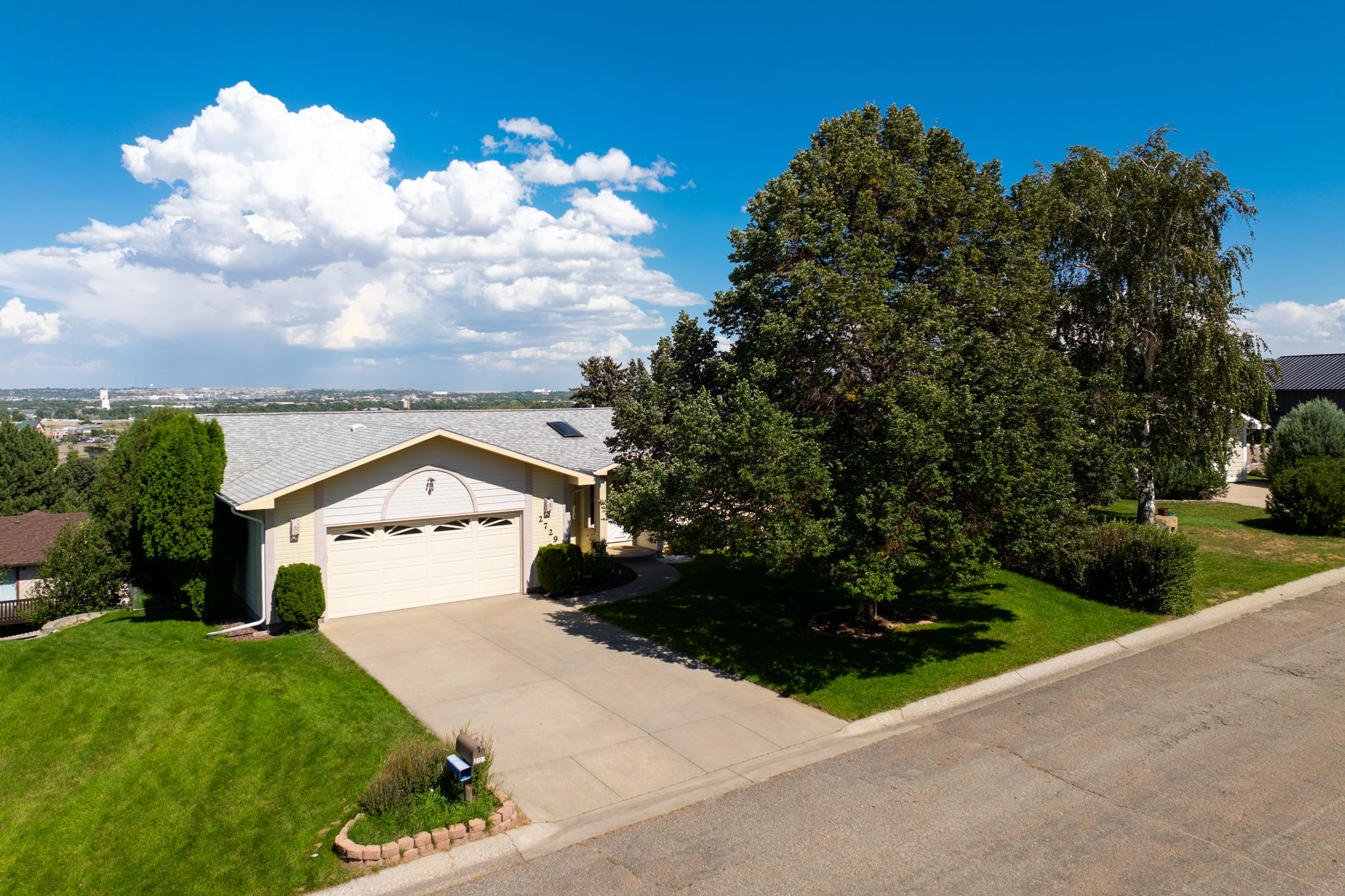 2729 Greenbriar Drive Property Photo 1