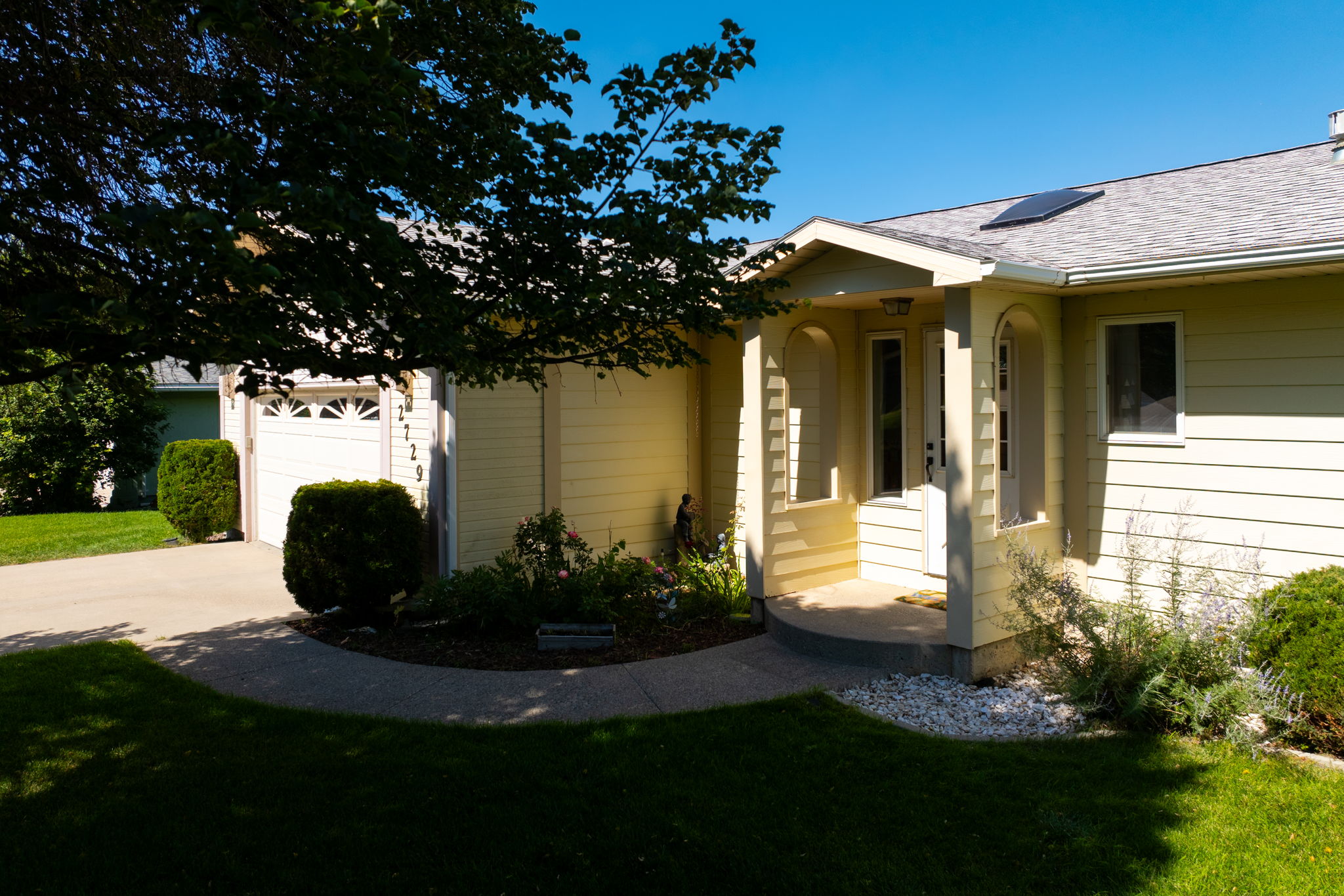 2729 Greenbriar Drive Property Photo 2