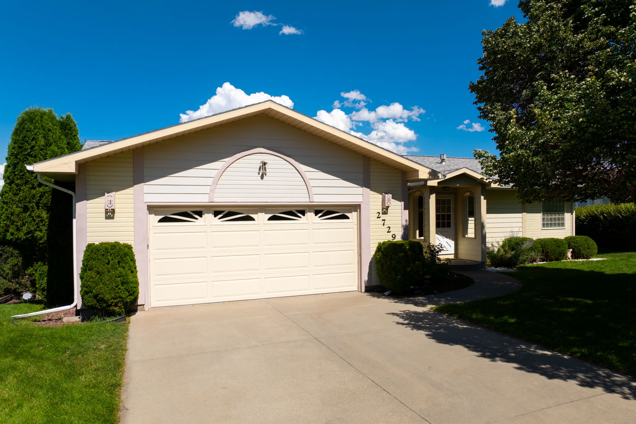 2729 Greenbriar Drive Property Photo 3