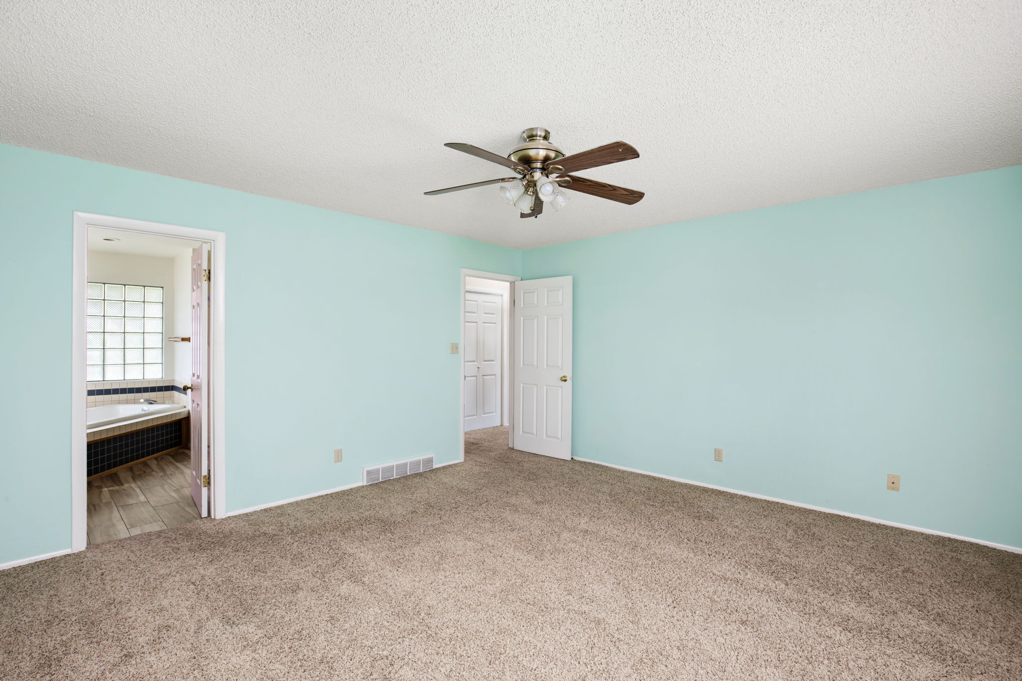 2729 Greenbriar Drive Property Photo 32