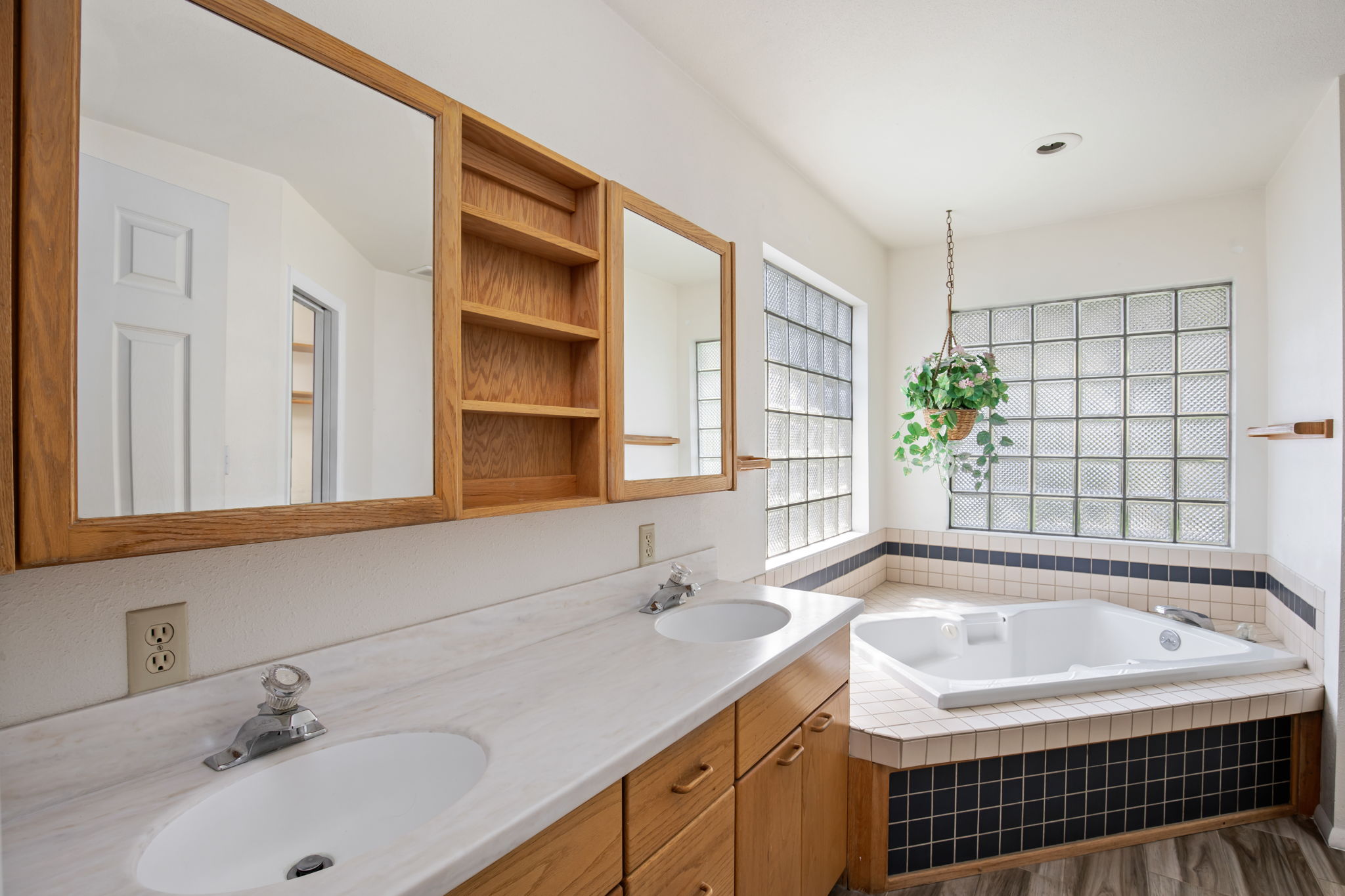 2729 Greenbriar Drive Property Photo 33