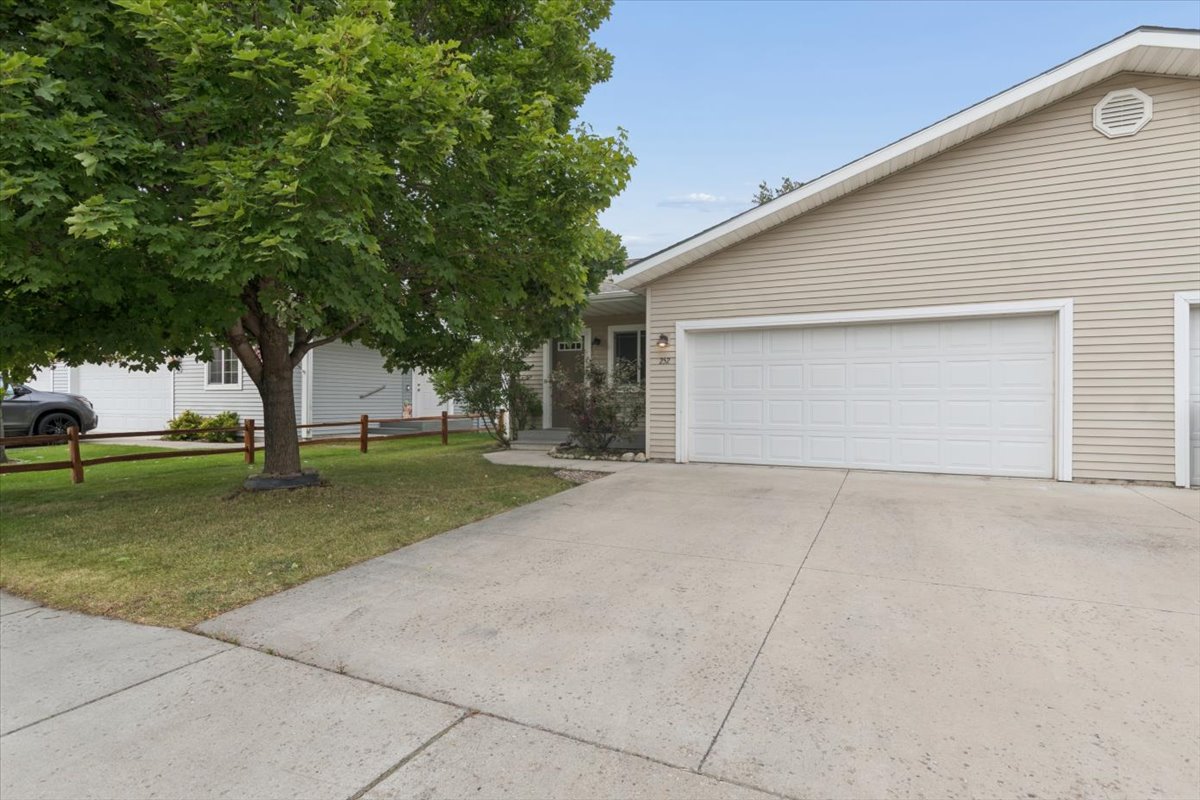 252 Empire Loop Property Photo 4