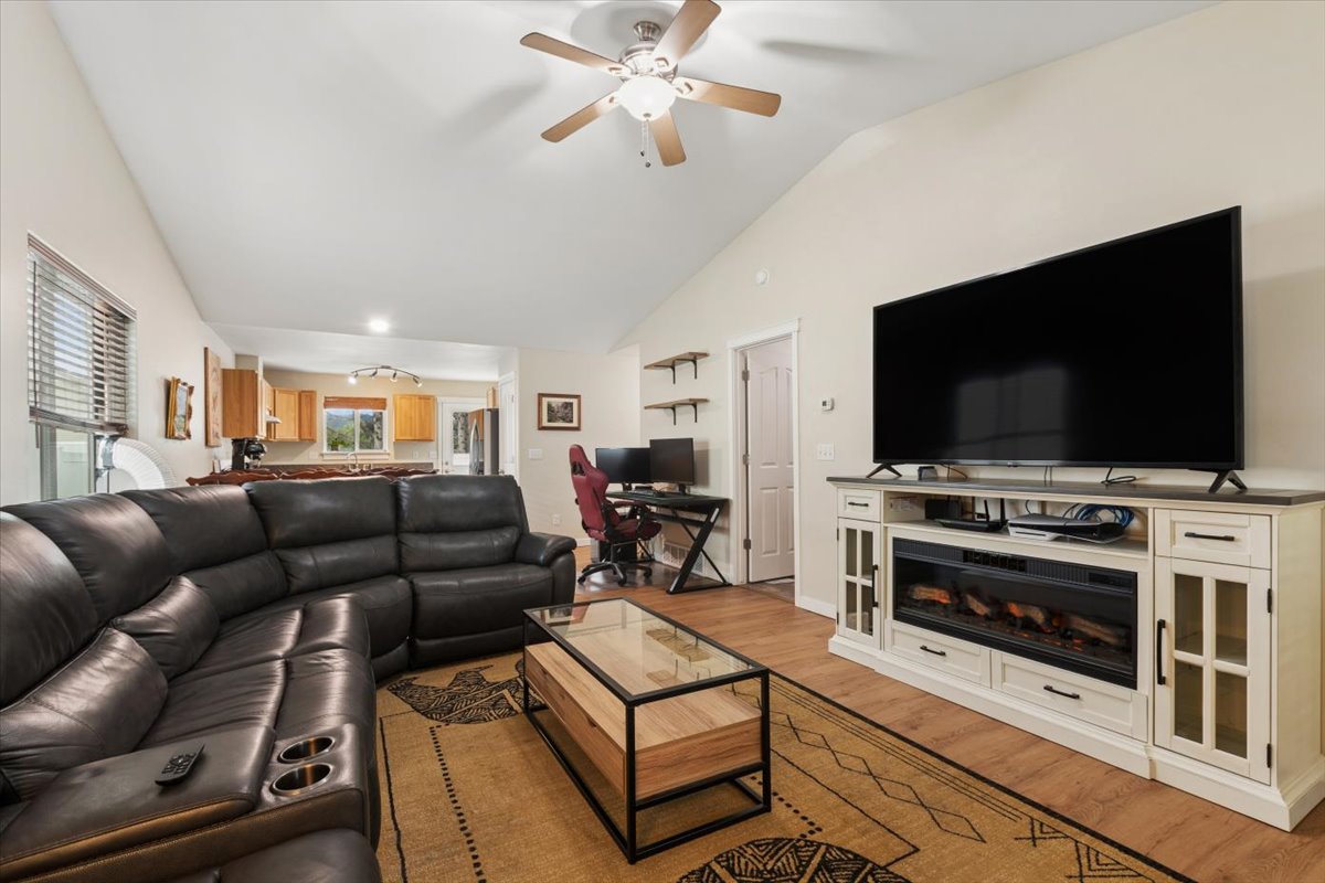 252 Empire Loop Property Photo 24