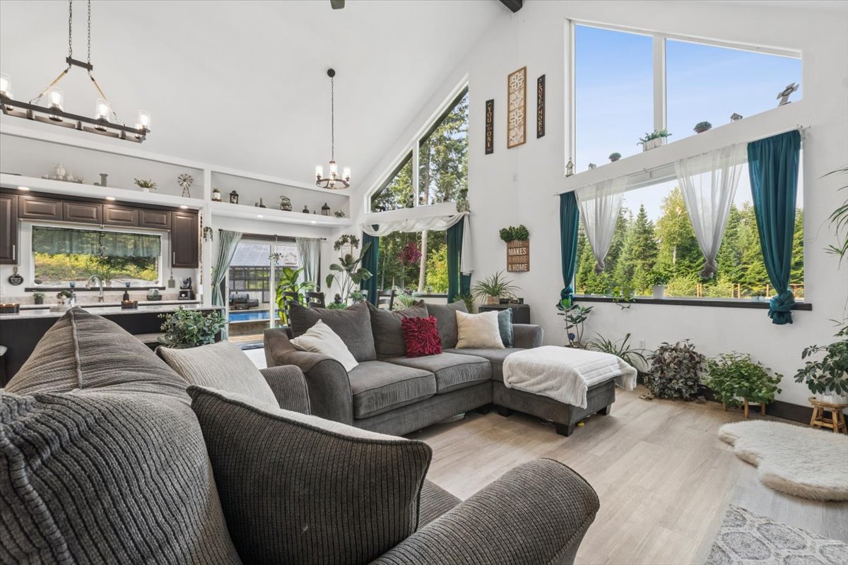 2034 Foothill Road Property Photo 5