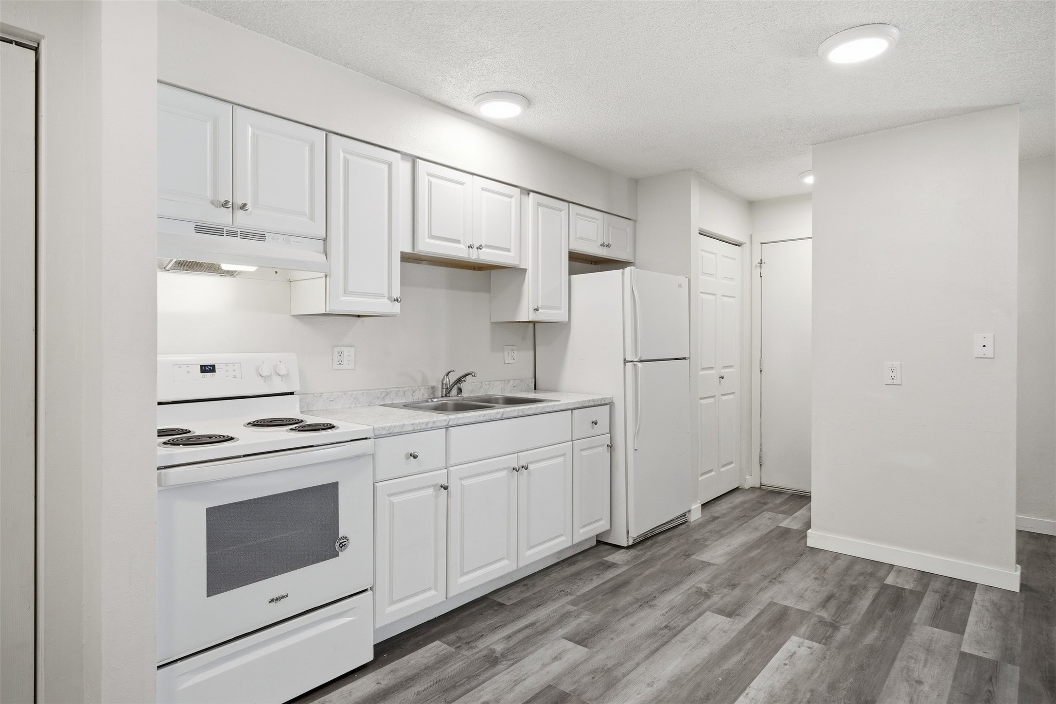 130 W Kent Avenue Property Photo 11