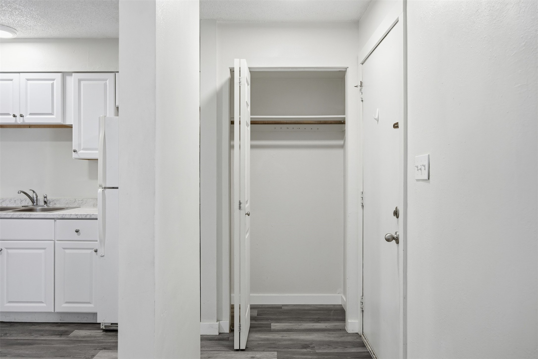 130 W Kent Avenue Property Photo 14