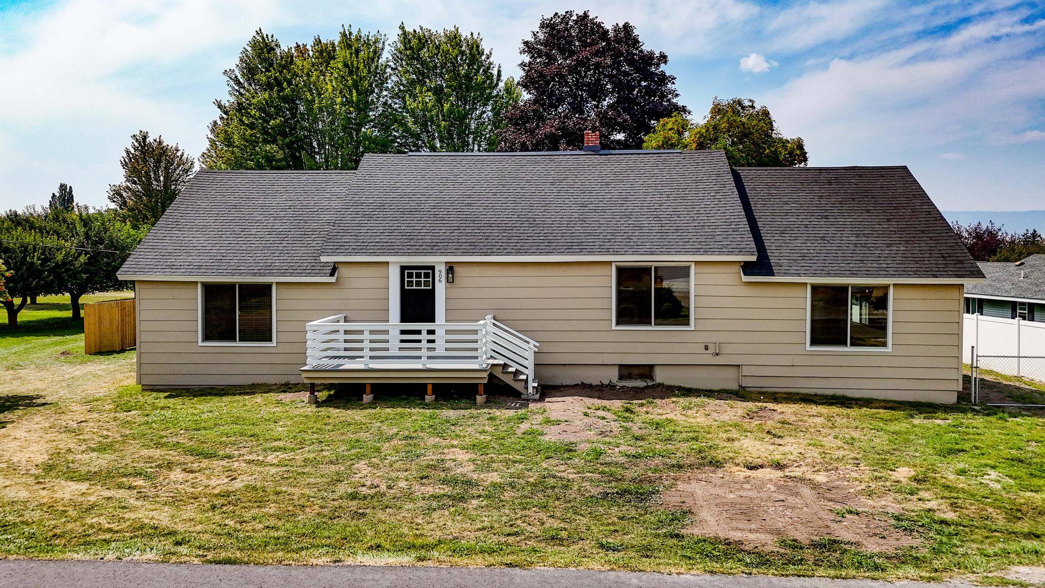 906 11th Street E Property Photo 1