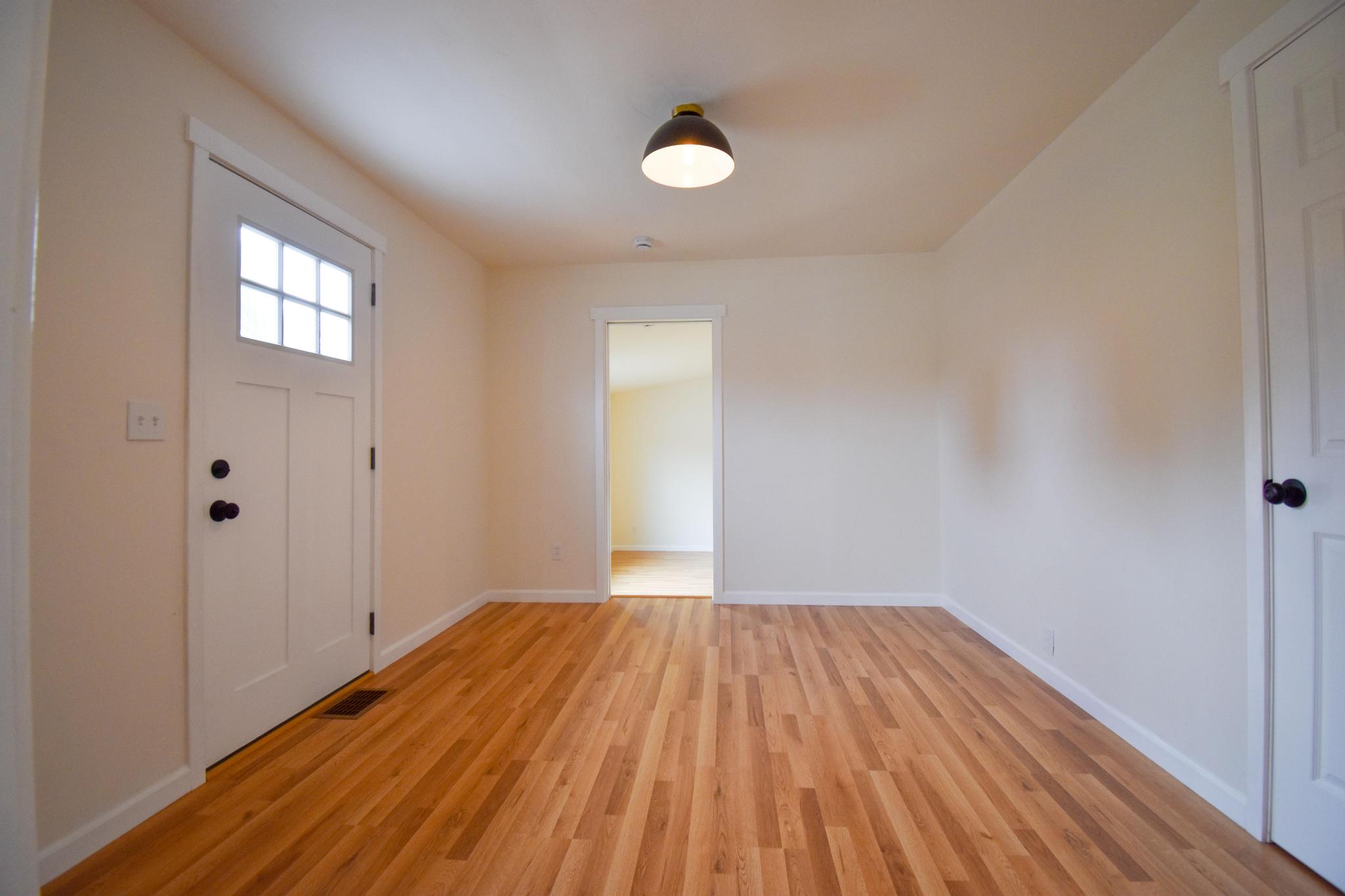 906 11th Street E Property Photo 3