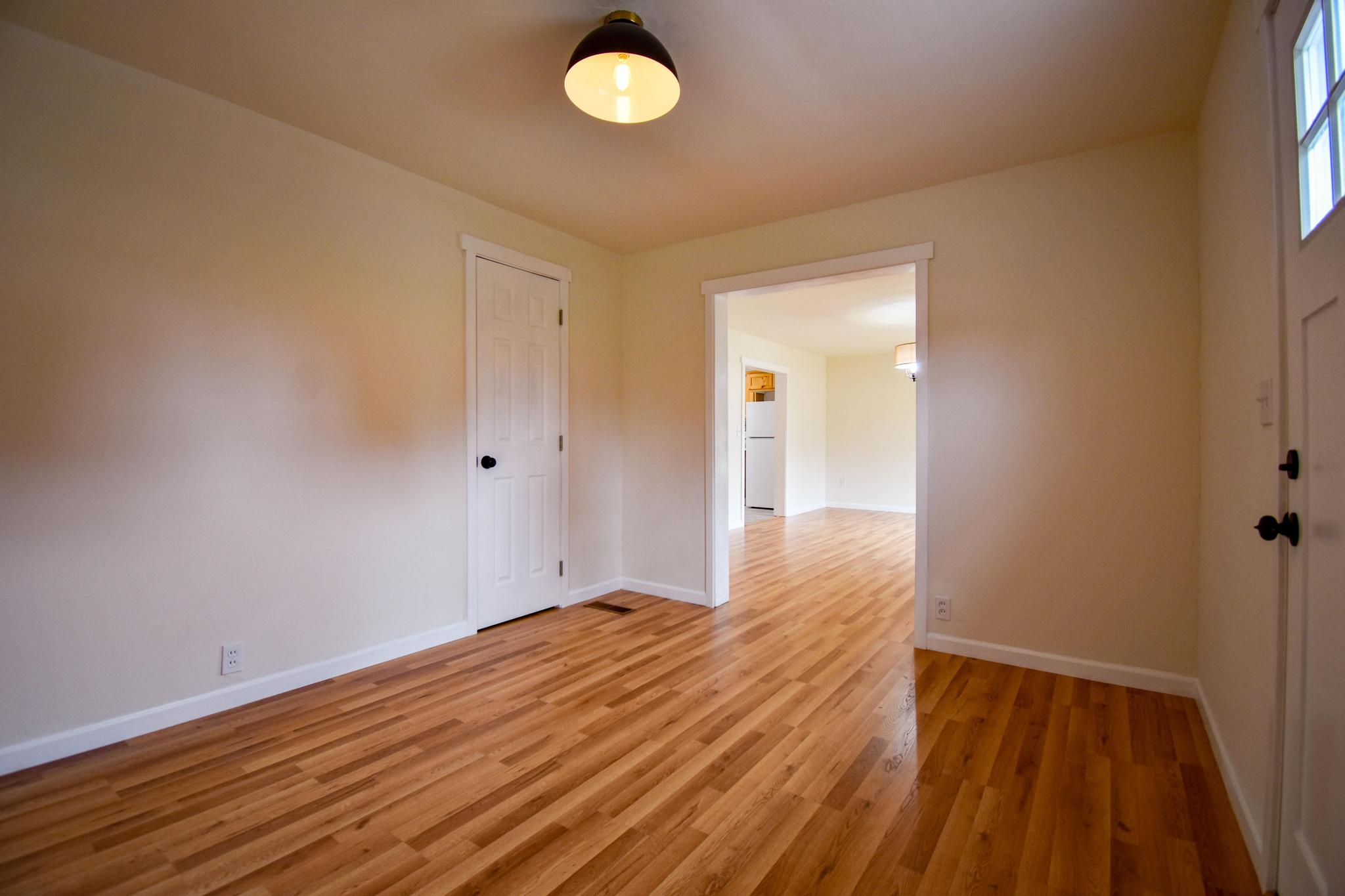 906 11th Street E Property Photo 4