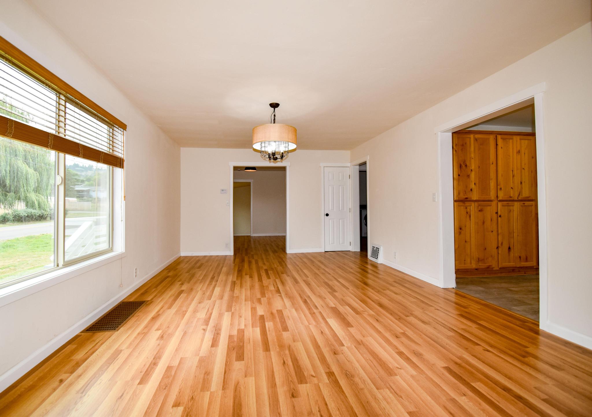 906 11th Street E Property Photo 5