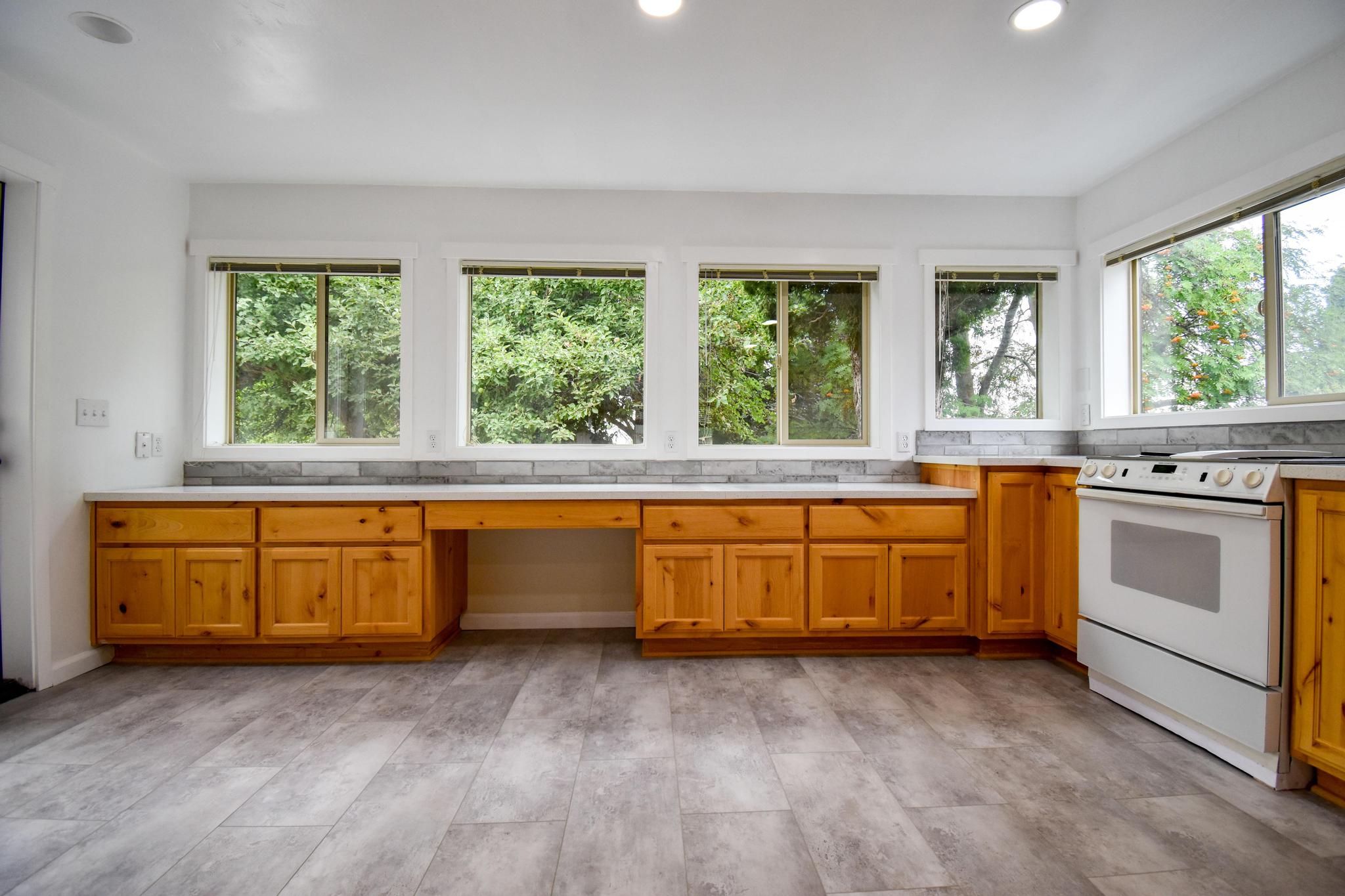 906 11th Street E Property Photo 7