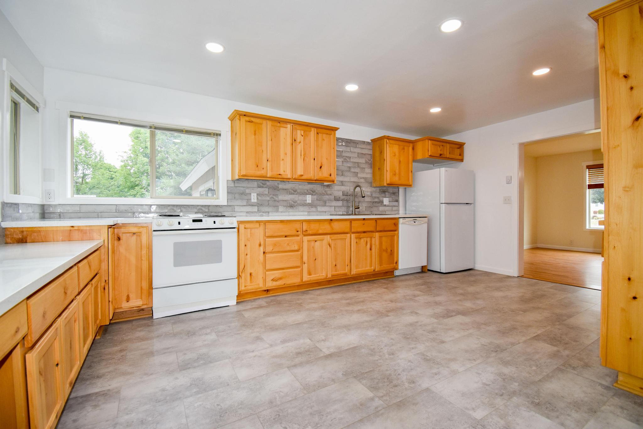 906 11th Street E Property Photo 8