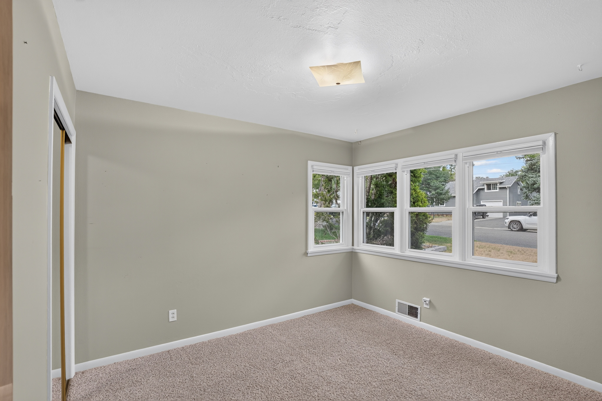 2702 Louise Lane Property Photo 6