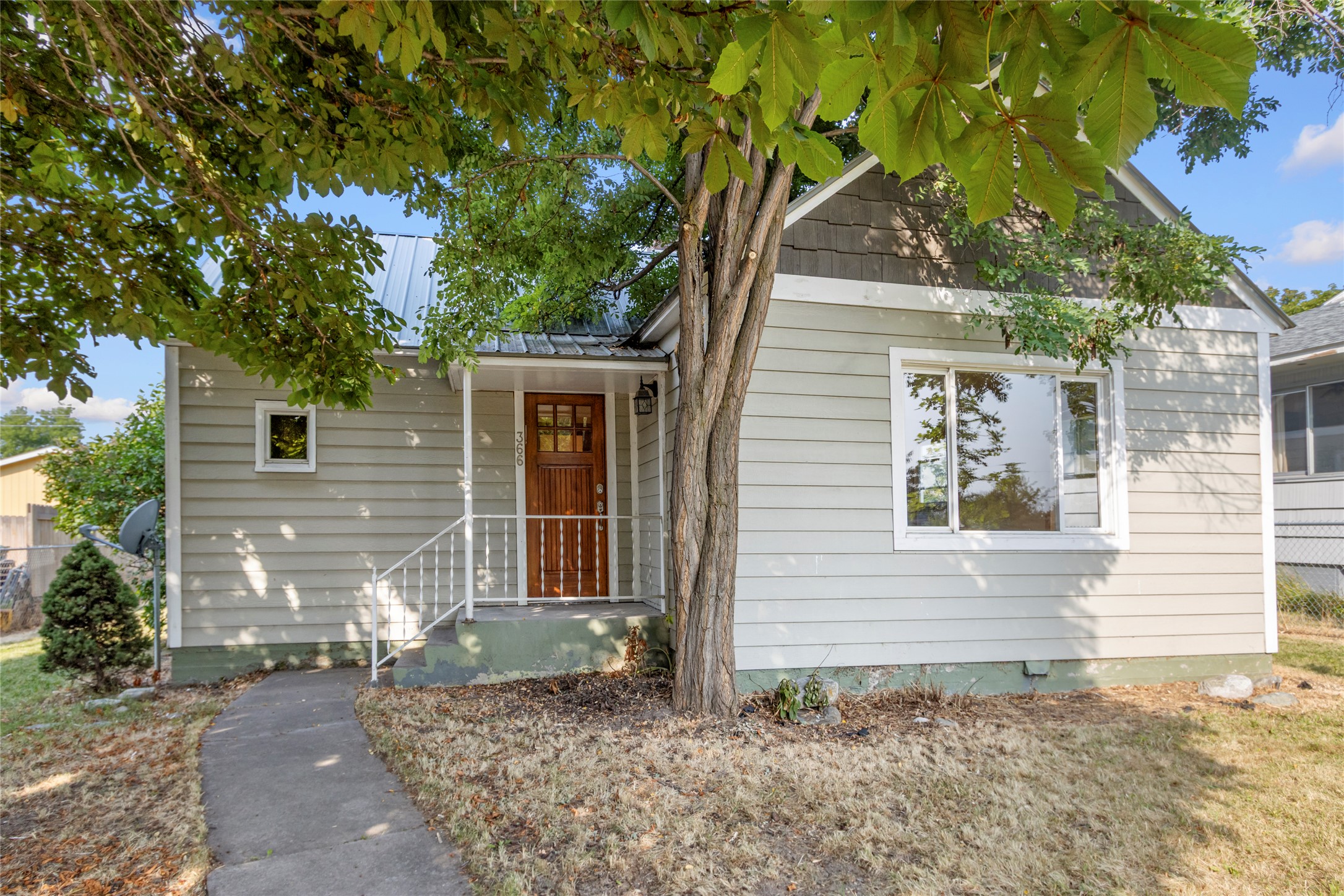366 5th Avenue West North Property Photo 1