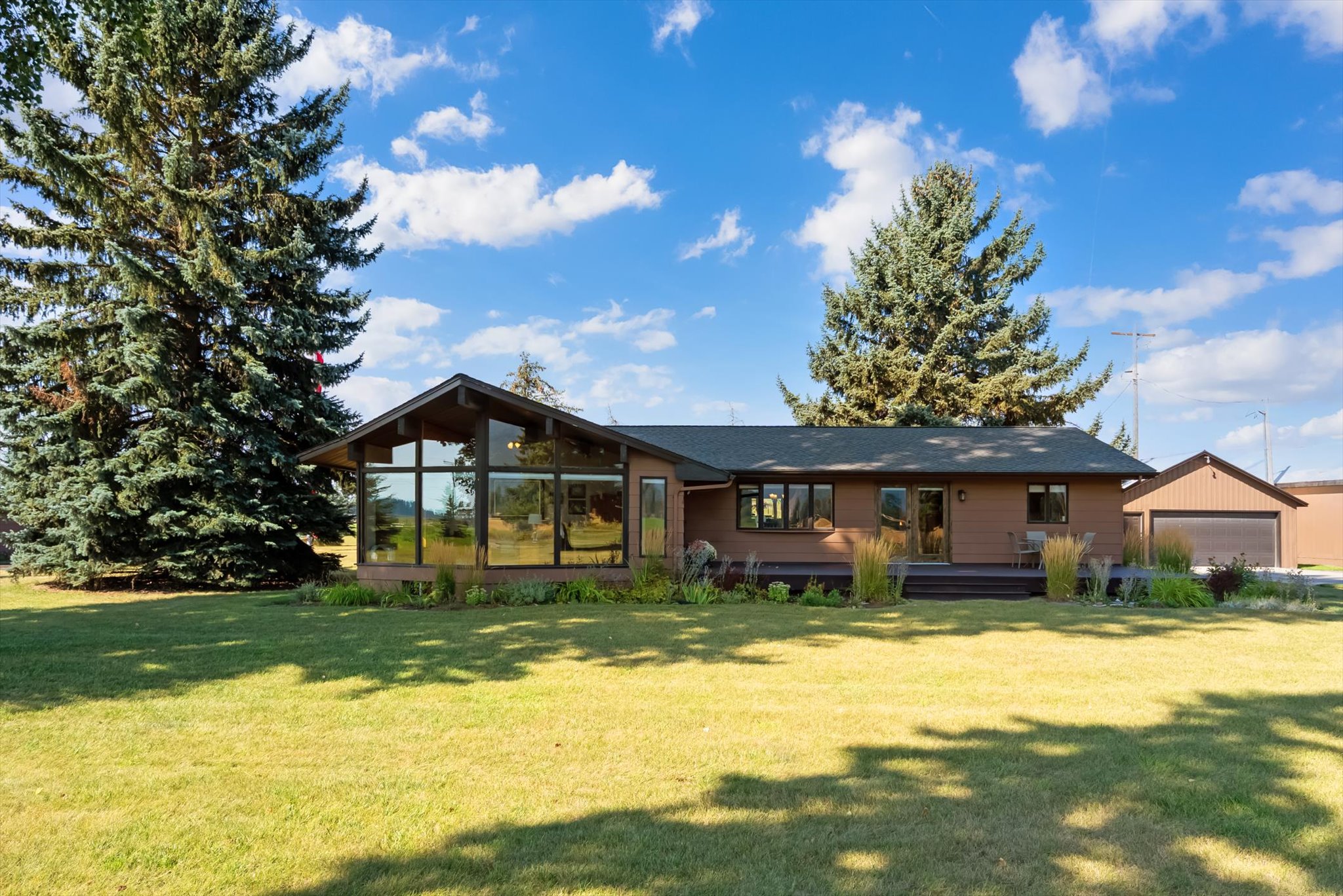 1020 Middle Road Property Photo 1