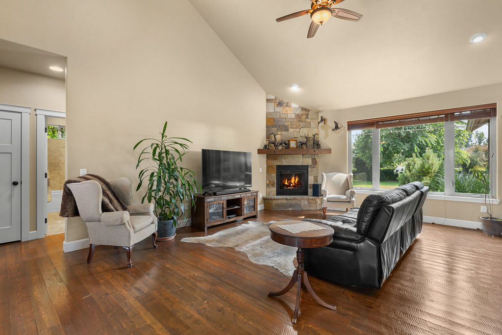 26 Logan Way Property Photo 6