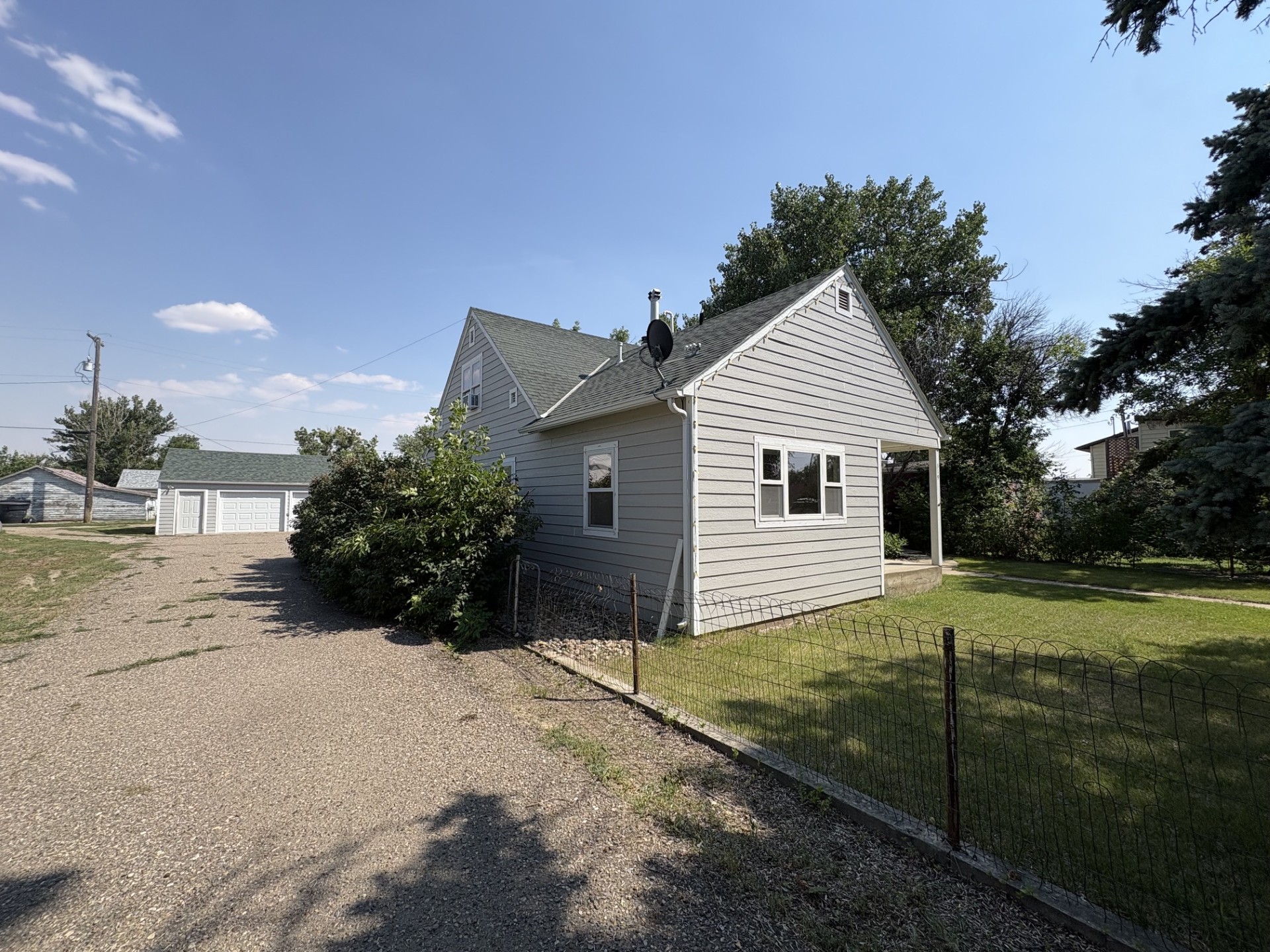 319 1st Street E Property Photo 2