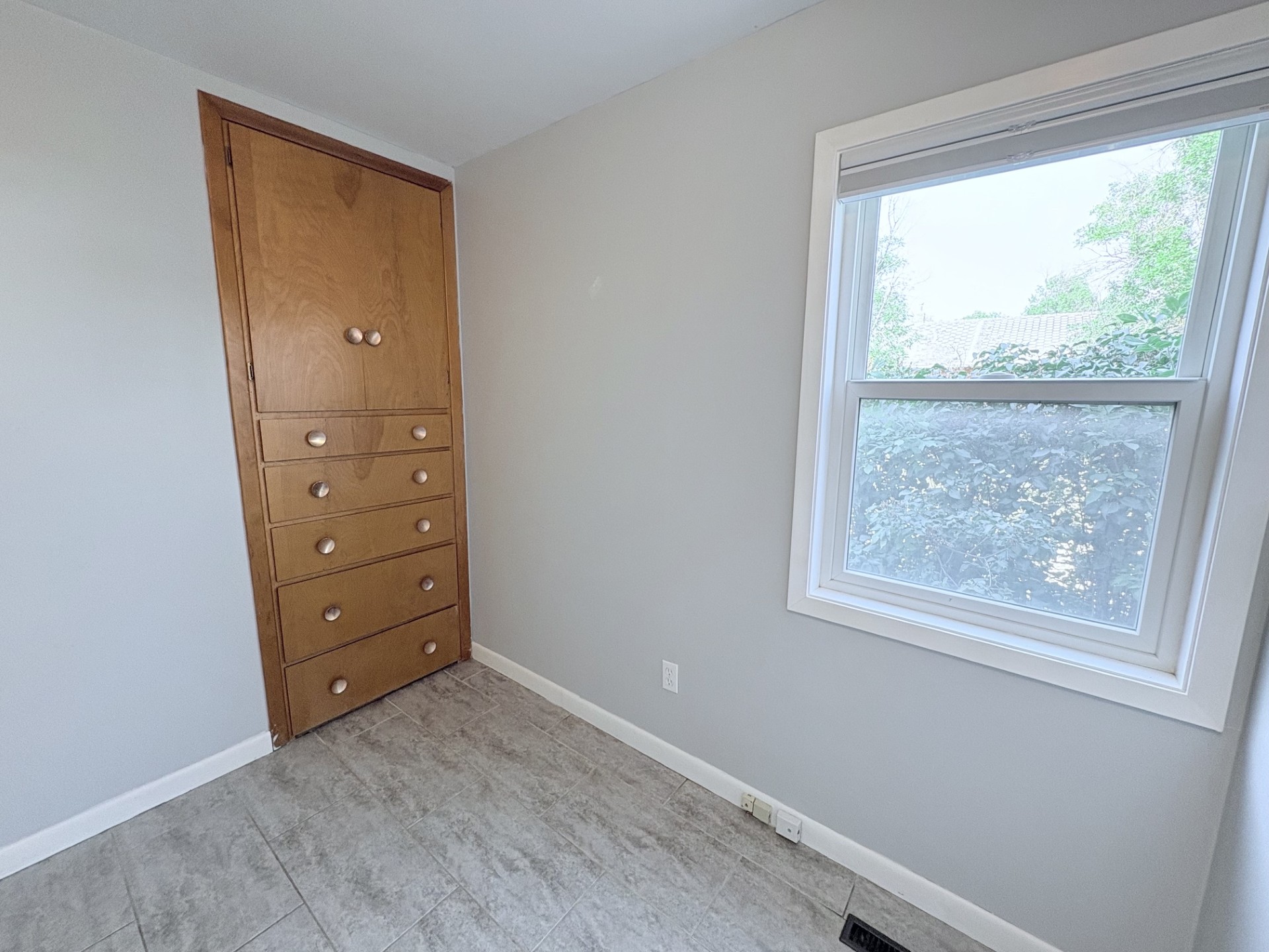 319 1st Street E Property Photo 14