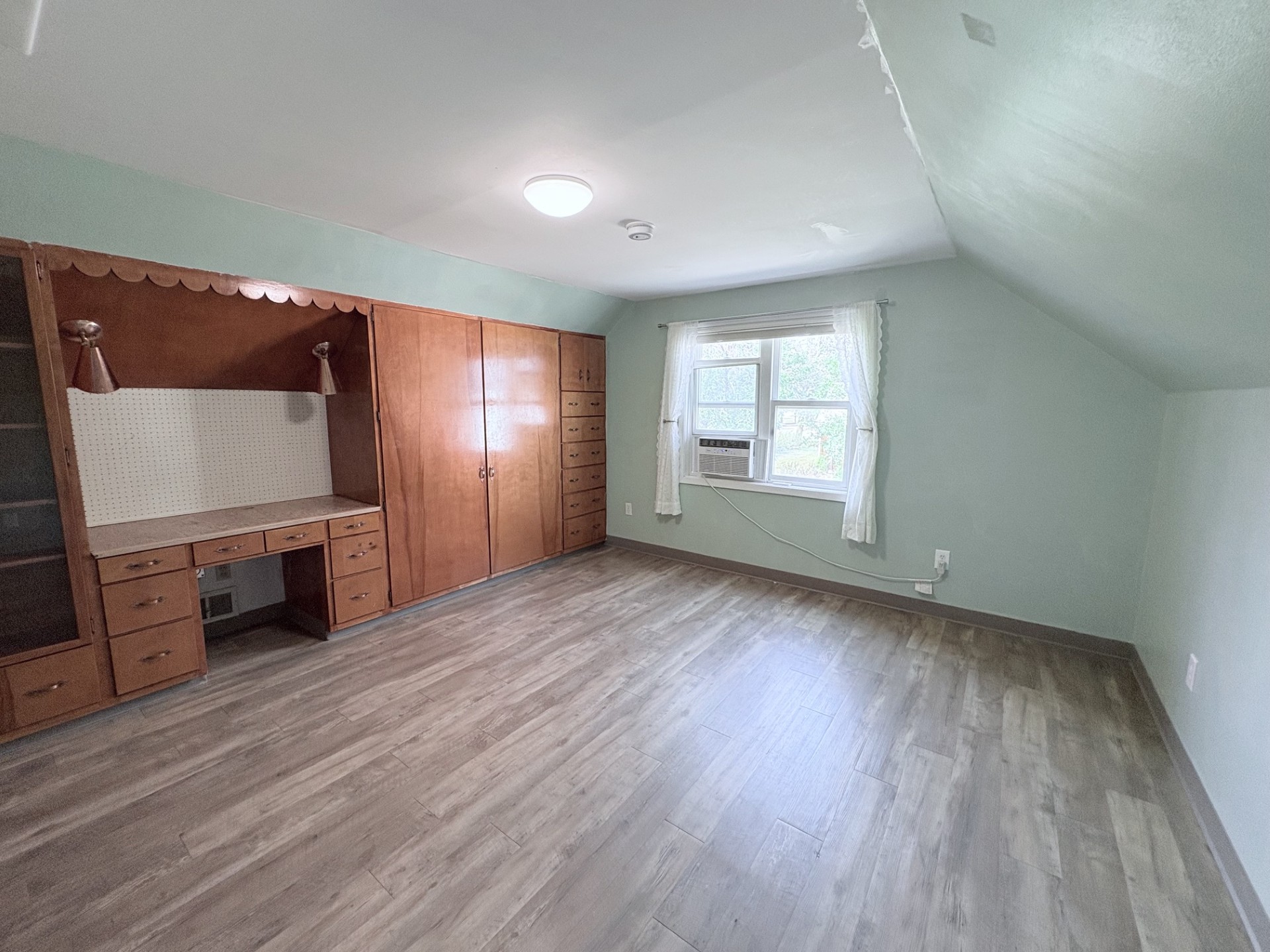 319 1st Street E Property Photo 20