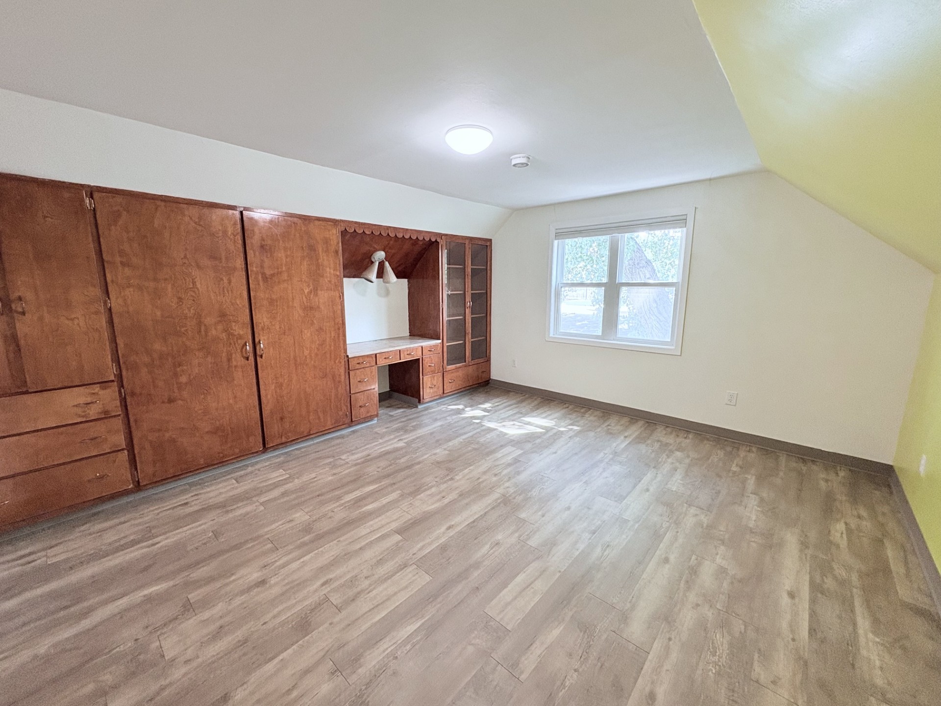 319 1st Street E Property Photo 22