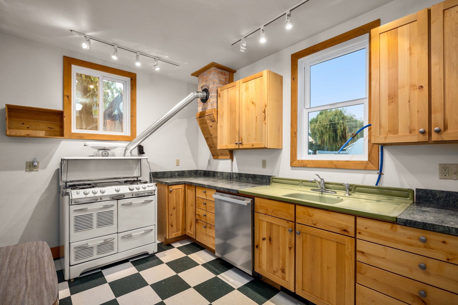 927 4th Avenue W Property Photo 27