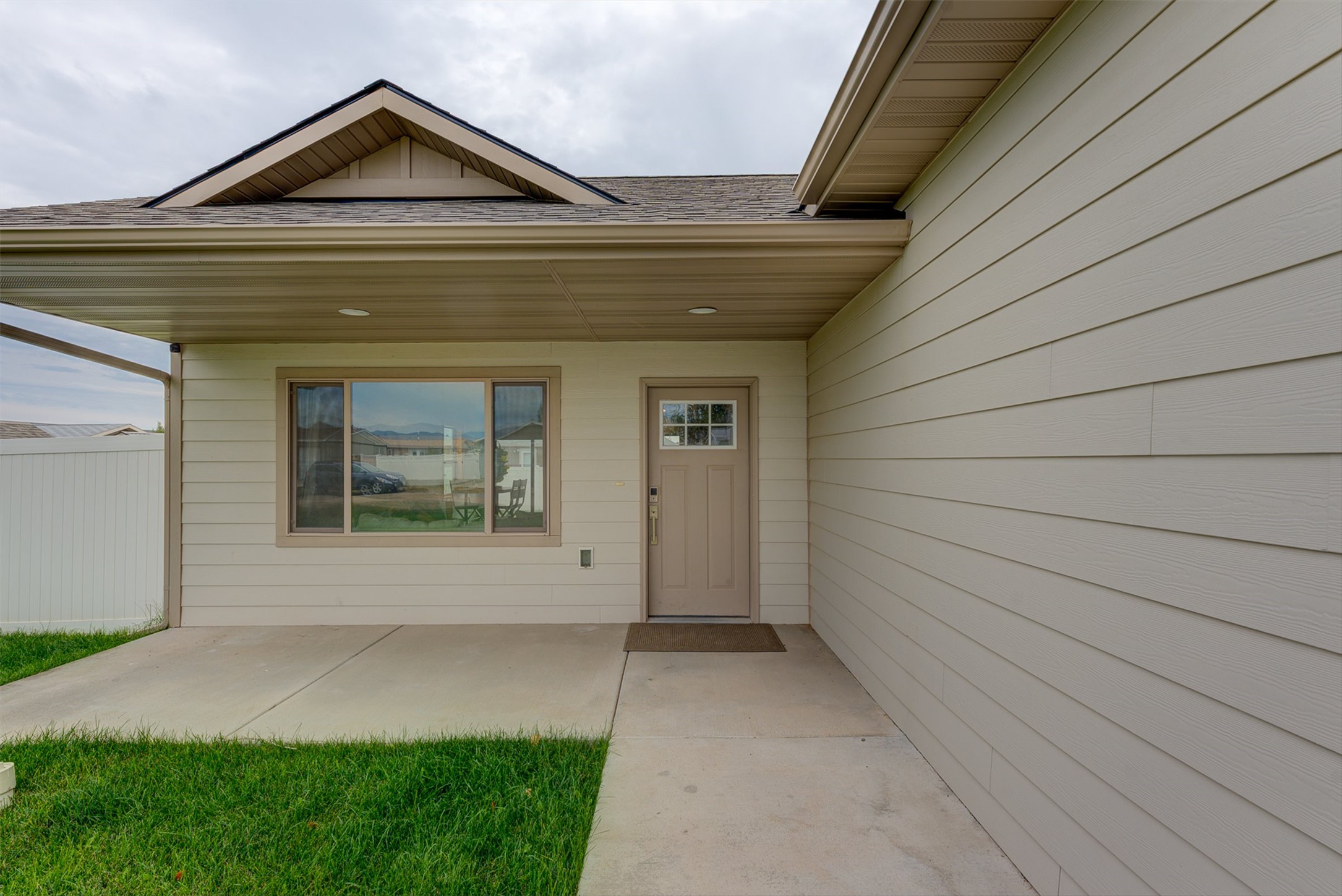 4631 Victoria Drive Property Photo 4