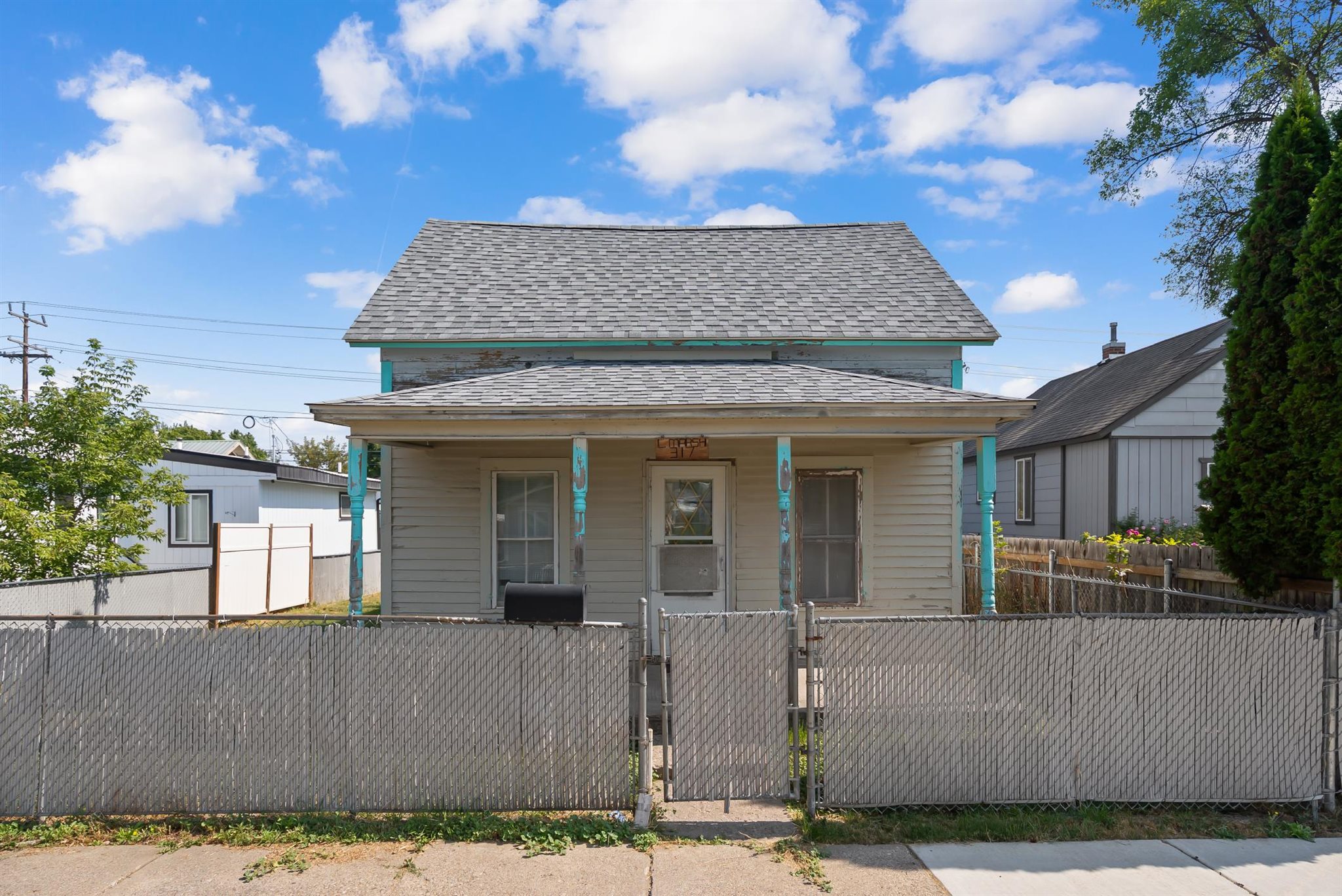 317 8th Avenue W Property Photo 1