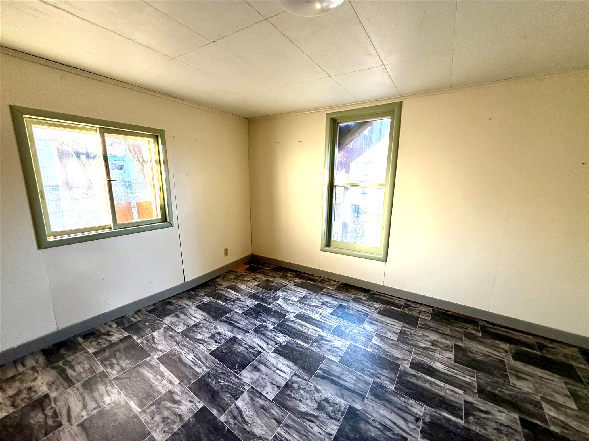 17 Front Street N Property Photo 37