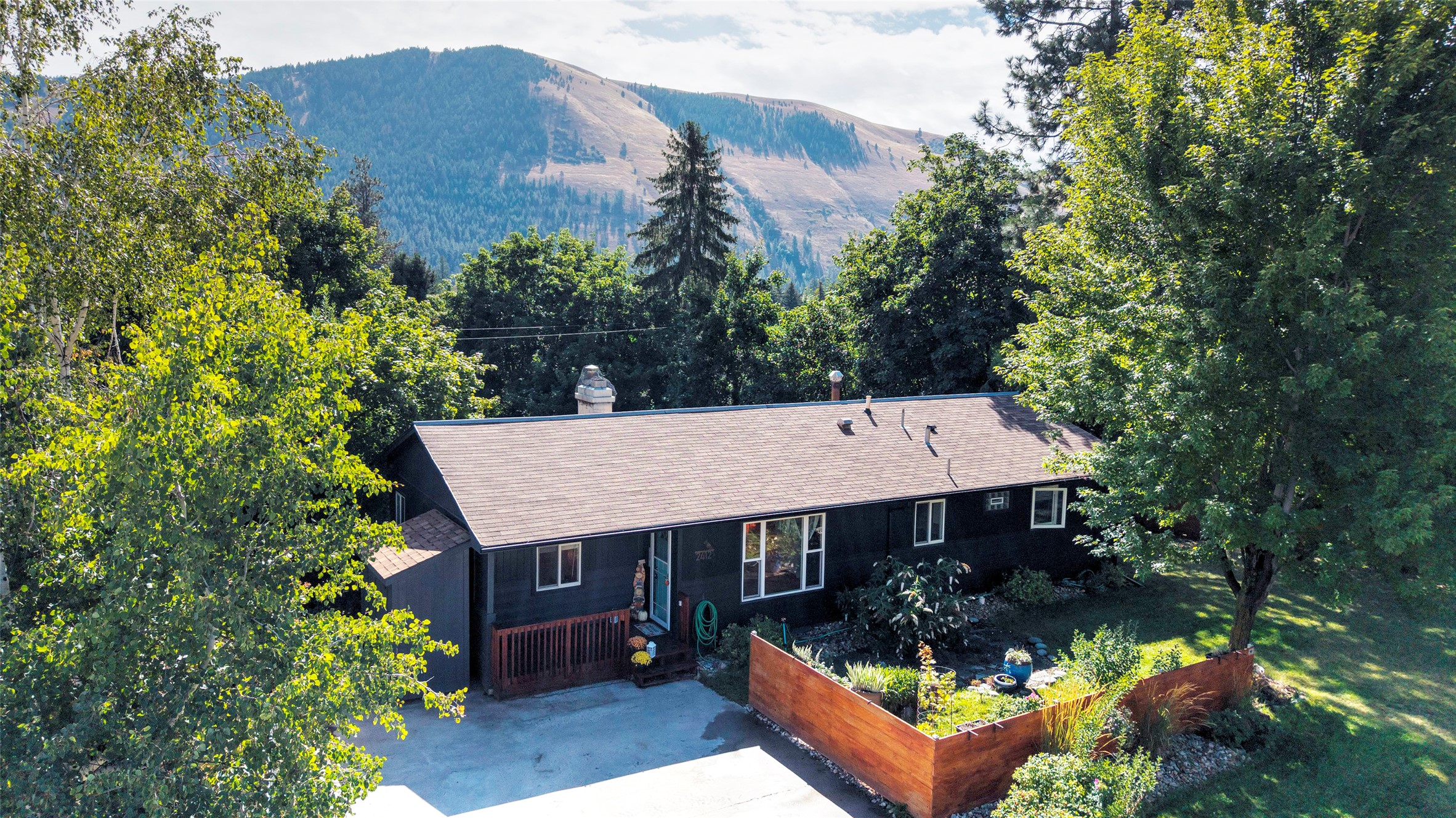 2412 Skyline Drive Property Photo 1