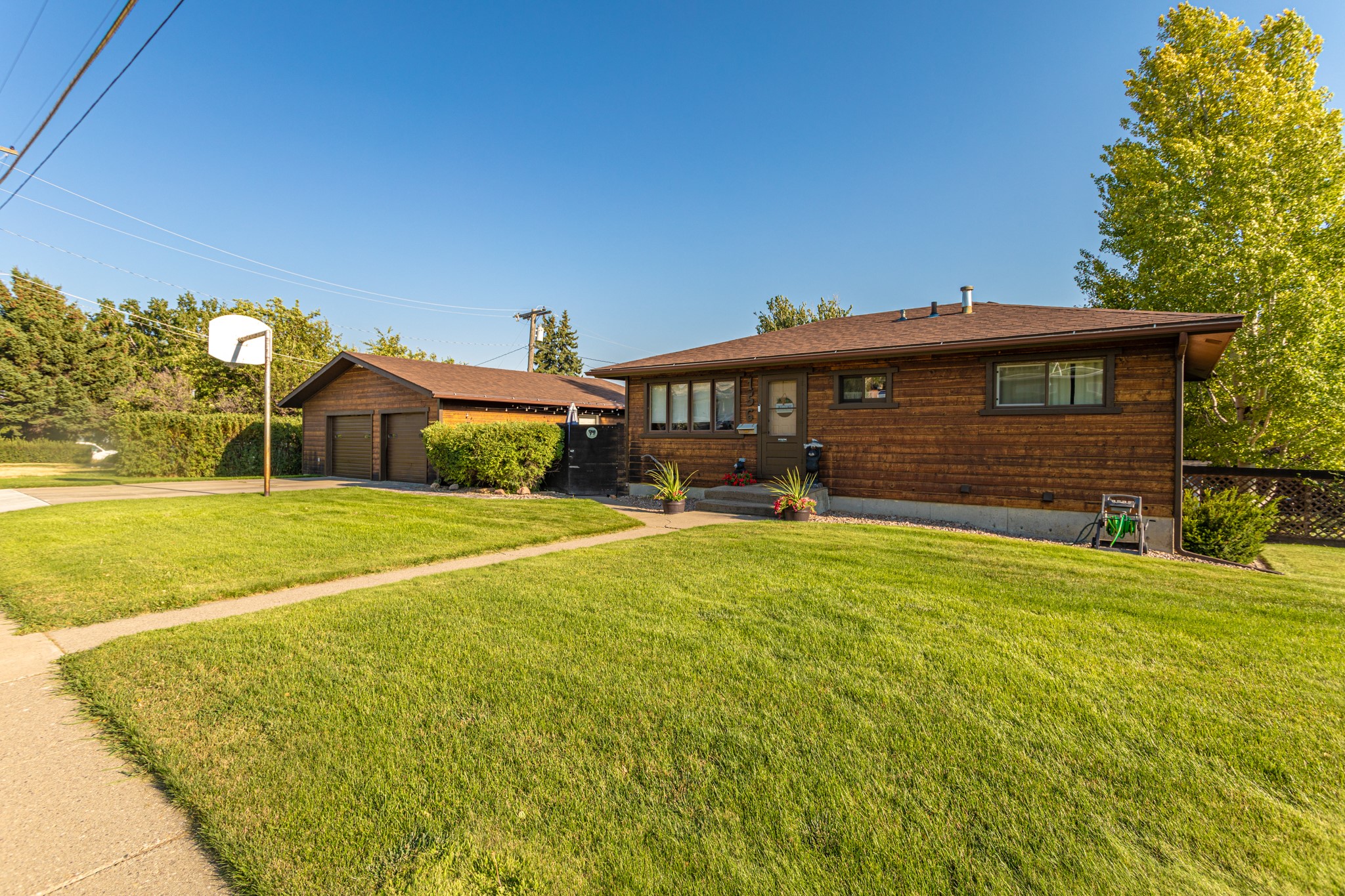 156 Riverview Drive E Property Photo 2